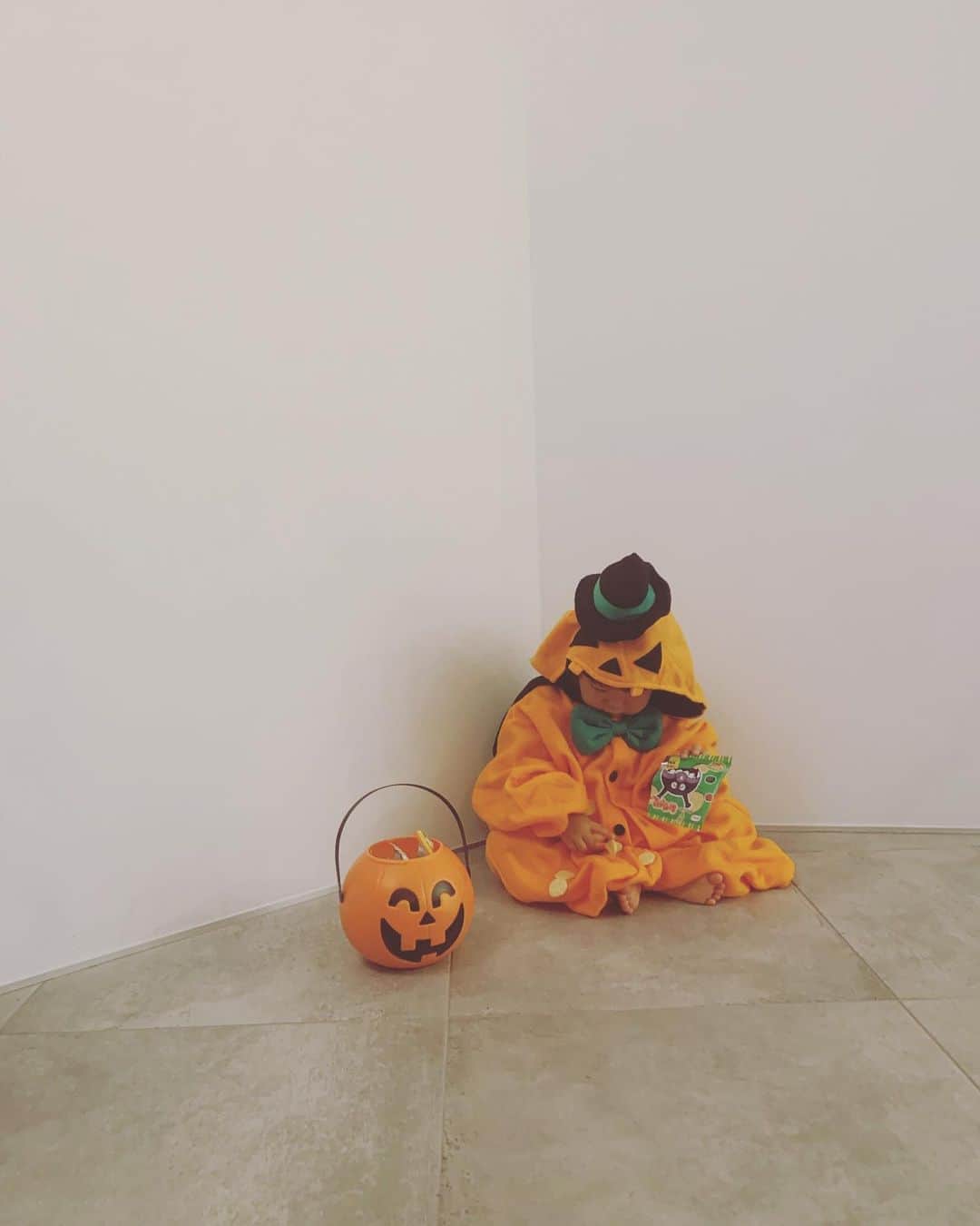 長屋なぎささんのインスタグラム写真 - (長屋なぎさInstagram)「Happy Halloween 🎃 お菓子に夢中な我が家のかぼちゃおばけ♡」10月31日 7時19分 - nagisanagaya