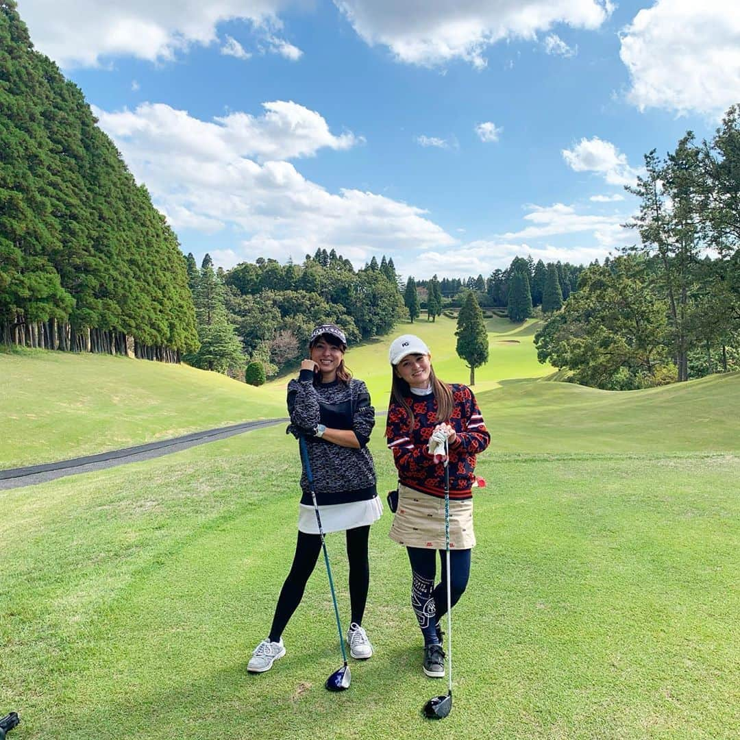 奥山夏織さんのインスタグラム写真 - (奥山夏織Instagram)「いずたんと久しぶりにゴルフ⛳️🏌️‍♀️✨ ・ メンバーは前職の方達で初めて一緒に回って楽しかった😊♪距離を計測する機械を反対から覗いていたのは内緒です🤫笑 ・ あと今回はたしか102だったかな？🏌️‍♀️#千葉国際カントリークラブ に前回きたときは121とか叩いていたので成長✨そろそろ寒くなりますが、まだまだゴルフ行きたいです💪 ・・・ #ゴルフウェア #ゴルフウェアコーデ #golf #golf女子 #golfcoordinate #golfwear #ゴルフ女子 #ゴルフ女子コーデ #ゴルフ#ゴルフ日和 #ゴルフ好きな人と繋がりたい #🏌️‍♂️‍♀️ #⛳️ #ちゃぉりgolf #インスタゴルフ #インスタゴルフ女子」10月31日 7時20分 - okuyama_kaori