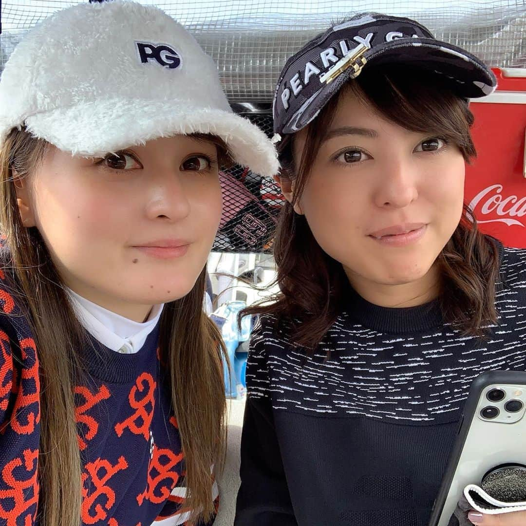 奥山夏織さんのインスタグラム写真 - (奥山夏織Instagram)「いずたんと久しぶりにゴルフ⛳️🏌️‍♀️✨ ・ メンバーは前職の方達で初めて一緒に回って楽しかった😊♪距離を計測する機械を反対から覗いていたのは内緒です🤫笑 ・ あと今回はたしか102だったかな？🏌️‍♀️#千葉国際カントリークラブ に前回きたときは121とか叩いていたので成長✨そろそろ寒くなりますが、まだまだゴルフ行きたいです💪 ・・・ #ゴルフウェア #ゴルフウェアコーデ #golf #golf女子 #golfcoordinate #golfwear #ゴルフ女子 #ゴルフ女子コーデ #ゴルフ#ゴルフ日和 #ゴルフ好きな人と繋がりたい #🏌️‍♂️‍♀️ #⛳️ #ちゃぉりgolf #インスタゴルフ #インスタゴルフ女子」10月31日 7時20分 - okuyama_kaori