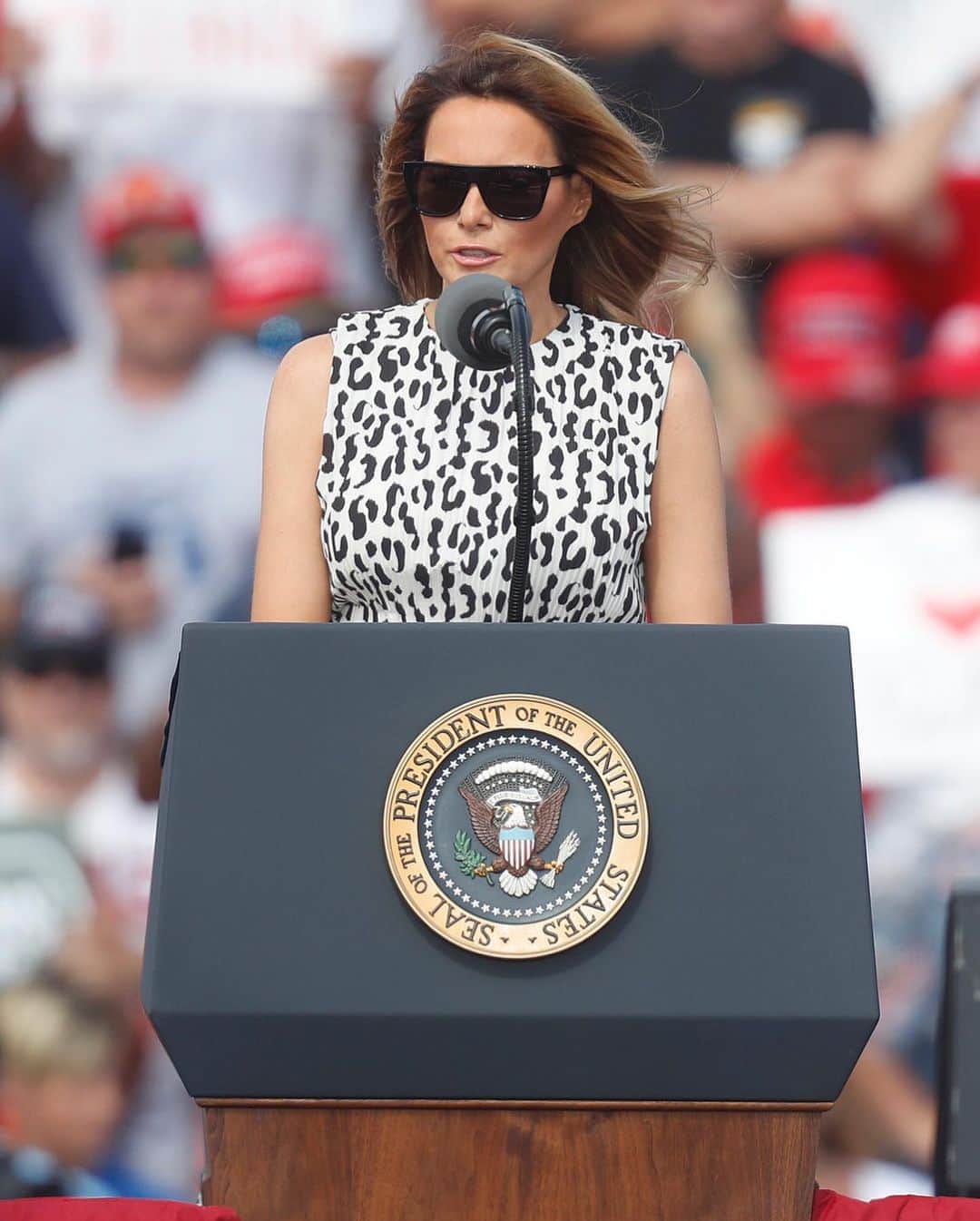 Just Jaredさんのインスタグラム写真 - (Just JaredInstagram)「The “Fake Melania” theories are continuing after Melania Trump gave a speech at a rally in Florida on Friday. Tap this photo at the LINK IN BIO for the full gallery of pics, plus to read lots of reactions.  #MelaniaTrump #FakeMelania Photos: Getty」10月31日 7時22分 - justjared