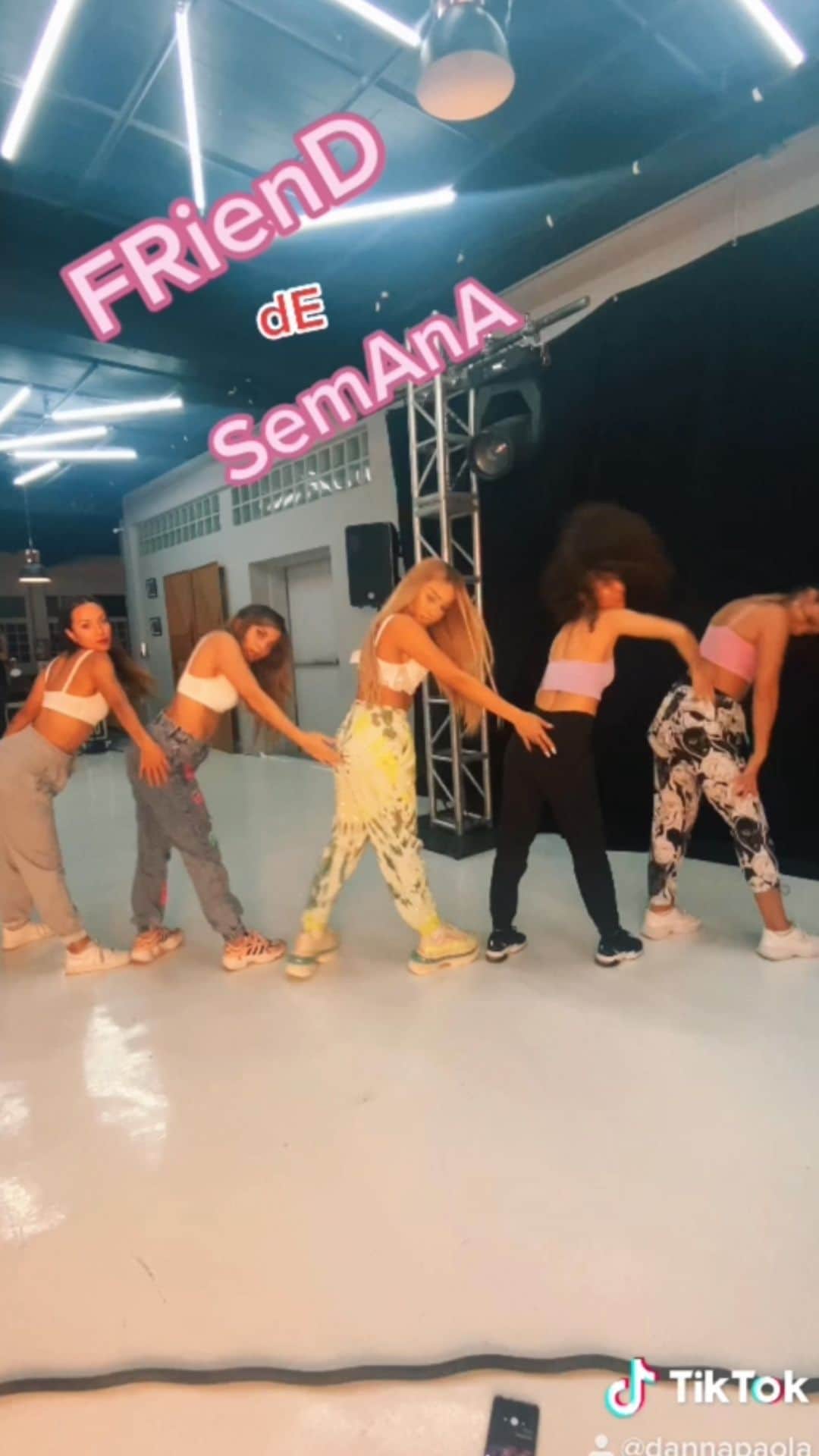 Danna Paolaのインスタグラム：「#FRIendDeSemAnA challenge 💅🏼💛💖💙😛YASSS @aitanax @luisasonza    My super girls @anahiguastone @stephanigisel @andreabaez @giiselagimenez」