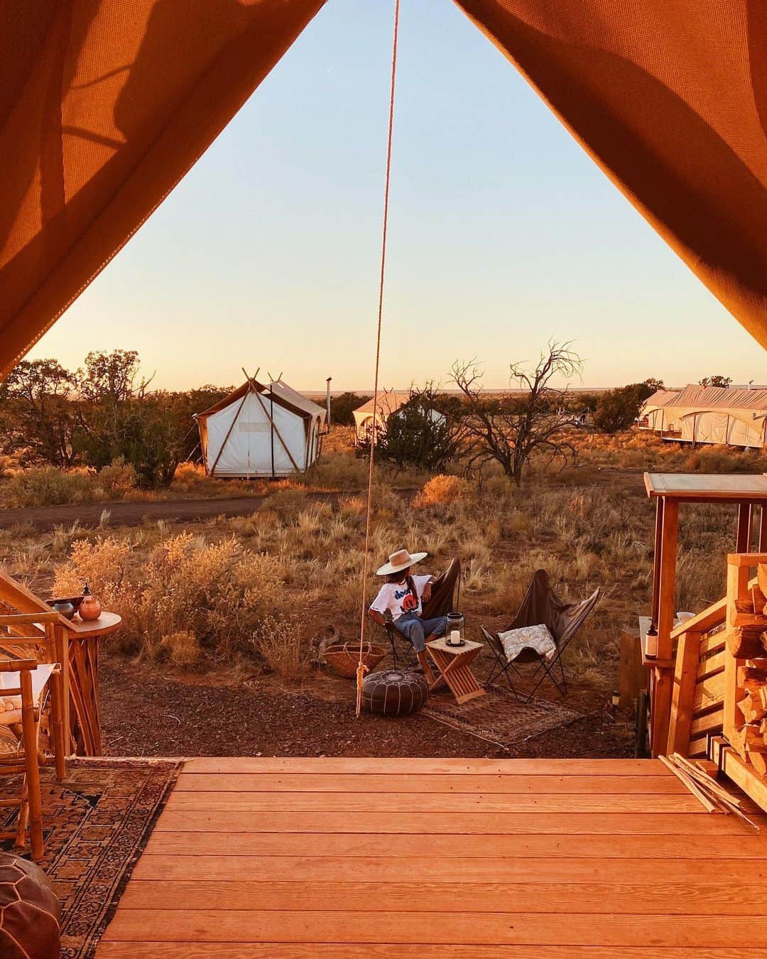 ジュリー・サリニャーナのインスタグラム：「First time glamping! ✨」