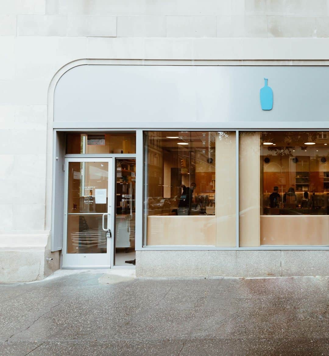 Blue Bottle Coffeeのインスタグラム：「I frequently hear music in the heart of noise.⁠ —George Gershwin⁠ ⁠ Surrounding Columbia University, the bustling Morningside Heights neighborhood on New York’s Upper West Side is an ideal home for our newest cafe—which also happens to be our 100th. It’s the kind of neighborhood that feels familiar. (Maybe it is for some of us: the opening credits of Seinfeld features the real-life Tom’s Restaurant located just a few blocks south of our cafe.) And yet, as the place where George Gershwin penned “Rhapsody in Blue” and FM radio got its start, there’s an air of possibility too. ⁠ ⁠ We’re drawn to the beech millwork in this cafe, which makes the long communal table, cube-shaped stools, and tabletops light on the eye long before the sun creeps above the cityscape to shine through the cafe’s windows. Marmorino stucco, a type of Venetian plaster around since ancient Roman times, gives a rough hand-worked texture to vertical surfaces. ⁠ ⁠ When it opens tomorrow, stop by for a pour over and wish our team congratulations. Don’t forget your mask! 💙 📸⁠ @jtrend_」
