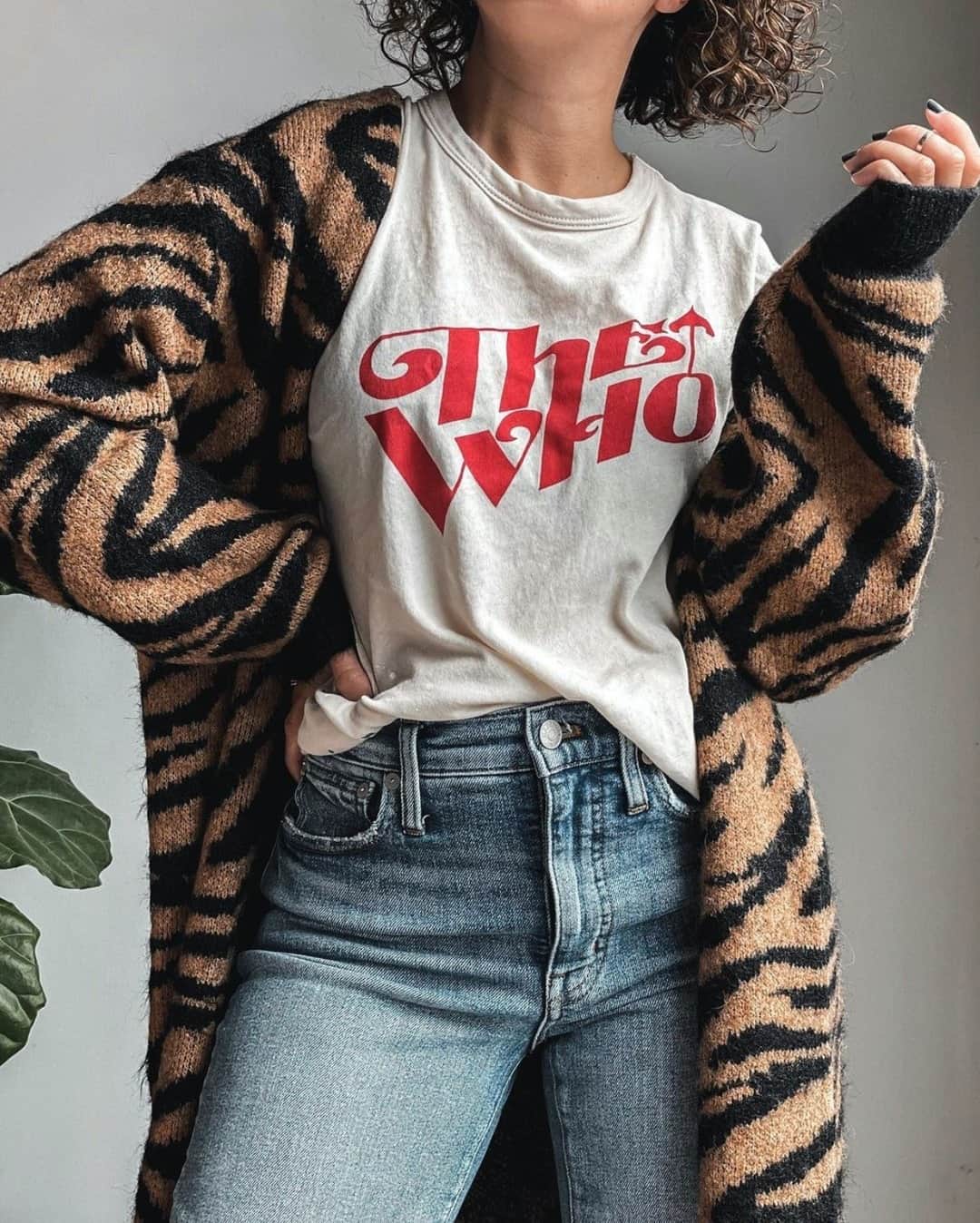 チェイサーのインスタグラム：「graphic tee + chunky cardigan = our favorite fall outfit🍂🖤 //// @alterationsneeded #chaserbrand #thewho #graphictee #falloutfit #fallfashioinspo #bandtee style#:TWH003」