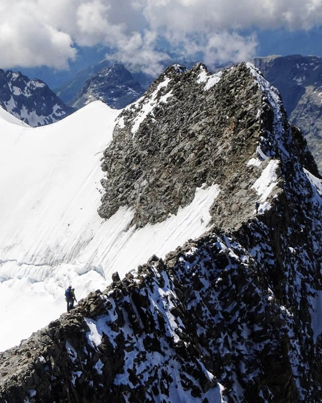 ミレーのインスタグラム：「There is no better itinerary than going from summit to summit by following natural ridges and contemplating what surrounds us... Hopefully we'll do that again soon!  📷 @gfhmteam   #MilletRiseUp」