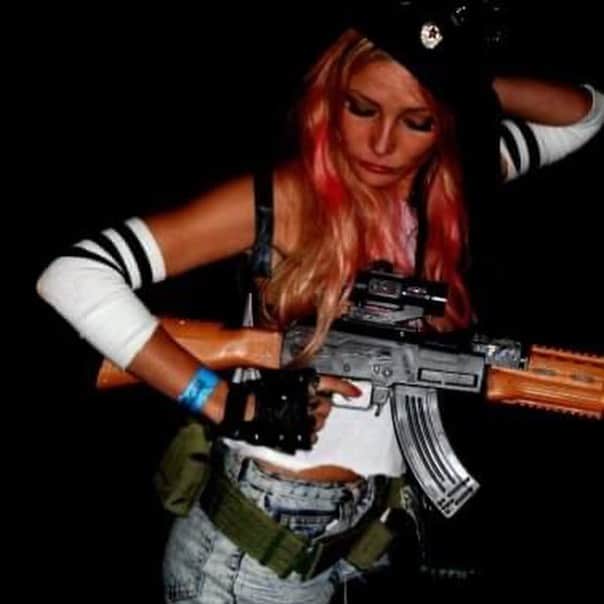 クララ・パジットさんのインスタグラム写真 - (クララ・パジットInstagram)「There’s a flower in the end of my gun, Tank Girl 🌸X🌸 #ghostofhalloweenpast  @hewll 👁🌼👁」10月31日 1時57分 - clarapaget