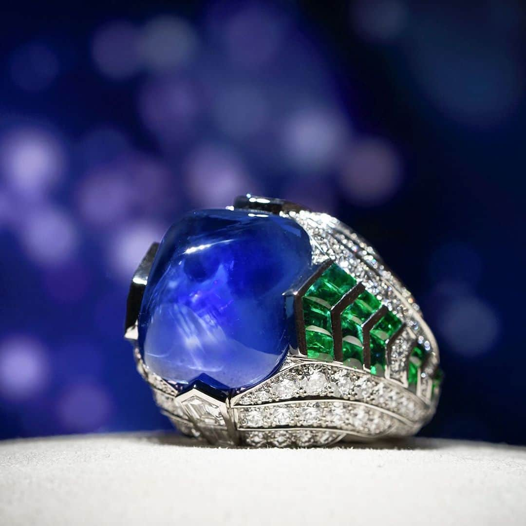 カルティエさんのインスタグラム写真 - (カルティエInstagram)「Like organic architecture, the structure of this ring unfolds around a 21.44-carat sapphire and cabochon-cut emeralds. Dive into the heart of the [SUR]NATUREL High Jewelry Collection, displayed at the Shanghai Modern Art Museum. #CartierHighJewelry #CartierSurnaturel」10月31日 1時57分 - cartier