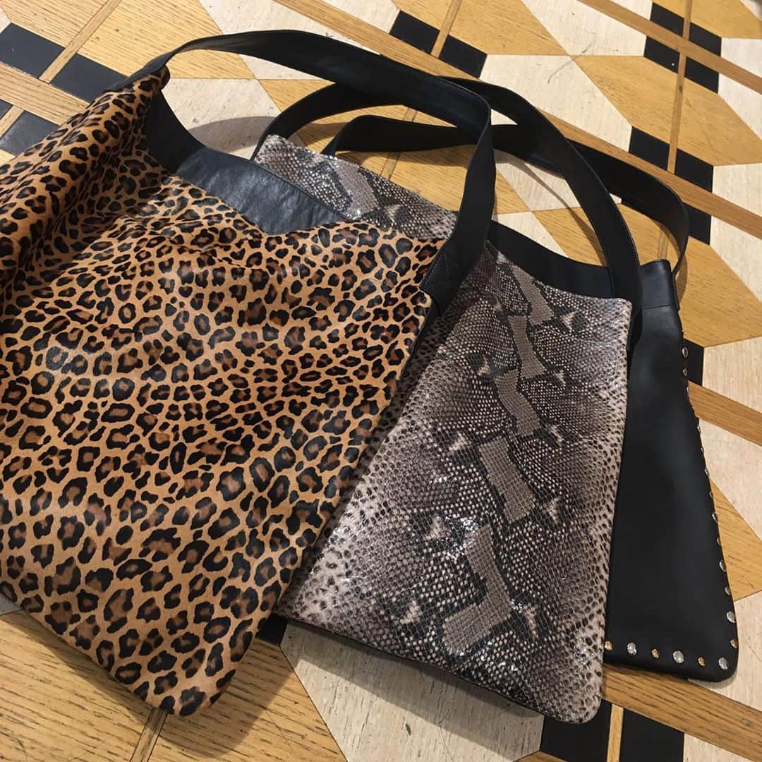 ジェラールダレルさんのインスタグラム写真 - (ジェラールダレルInstagram)「Wild or Rock ? Discover the new Lady bag collection #GerardDarel #Newcollection #FW2021 #Ladybag #darel」10月31日 1時58分 - gerarddarel