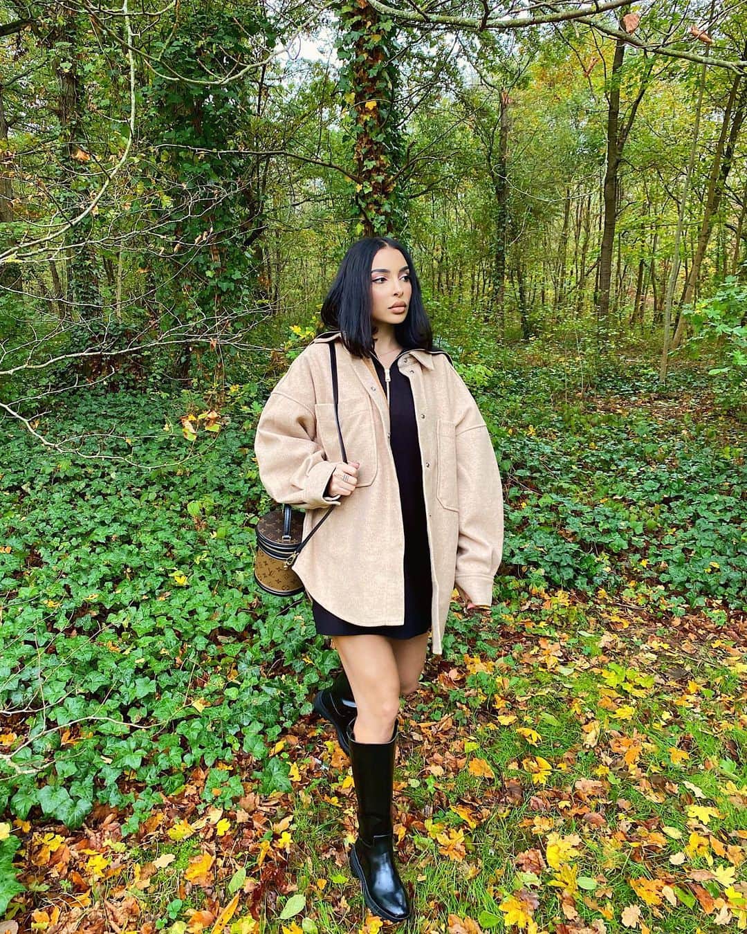 sananasのインスタグラム：「J’ai hâte qu’on sorte de 2020 comme je sors de cette forêt 😅En regardant droit devant bordel ! Punaise quelle année ... Je vous envoie toutes mes bonnes vibes les amis 💚Pas seulement pour le confinement mais pour tous les événements tragiques de ces derniers jours/semaines/mois ... Une vague qui passe et on re boit la tasse à la suivante 😣Mes pensées aux commerçants, au corps médical qui carburent sans même pouvoir se reposer, aux victimes des récents événements et à leur famille ... C’est dur, même très dur de garder le sourire en ce moment mais on est là, on est ensemble. Je ferai de mon mieux pour vous faire penser à autre chose ou du moins vous faire un peu de bien durant ce nouveau mois de confinement. Dites-moi ce qui vous ferait plaisir ! Des idées de vidéo, de concours, de live ... Je ferai de mon mieux promis 🤜🏻🤛🏻」