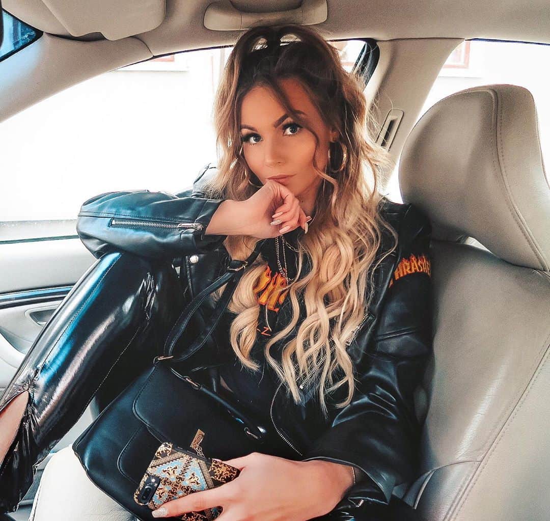 Keelaのインスタグラム：「Vart ska vi åka? 🚗💨」