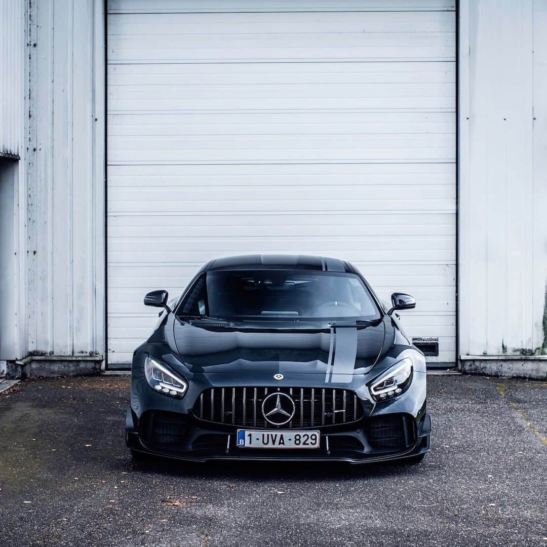 Mercedes AMGさんのインスタグラム写真 - (Mercedes AMGInstagram)「[Kraftstoffverbrauch kombiniert: 13,1 l/100 km  CO₂-Emissionen kombiniert: 299 g/km amg4.me/efficiency-statement]  Stunning visual contrasts with the performance focused Mercedes-AMG GT R PRO.  📷 @powerswitchphotography  #MercedesAMG #AMG #DrivingPerformance #AMGGTFAMILY #GTRPRO」10月31日 2時00分 - mercedesamg