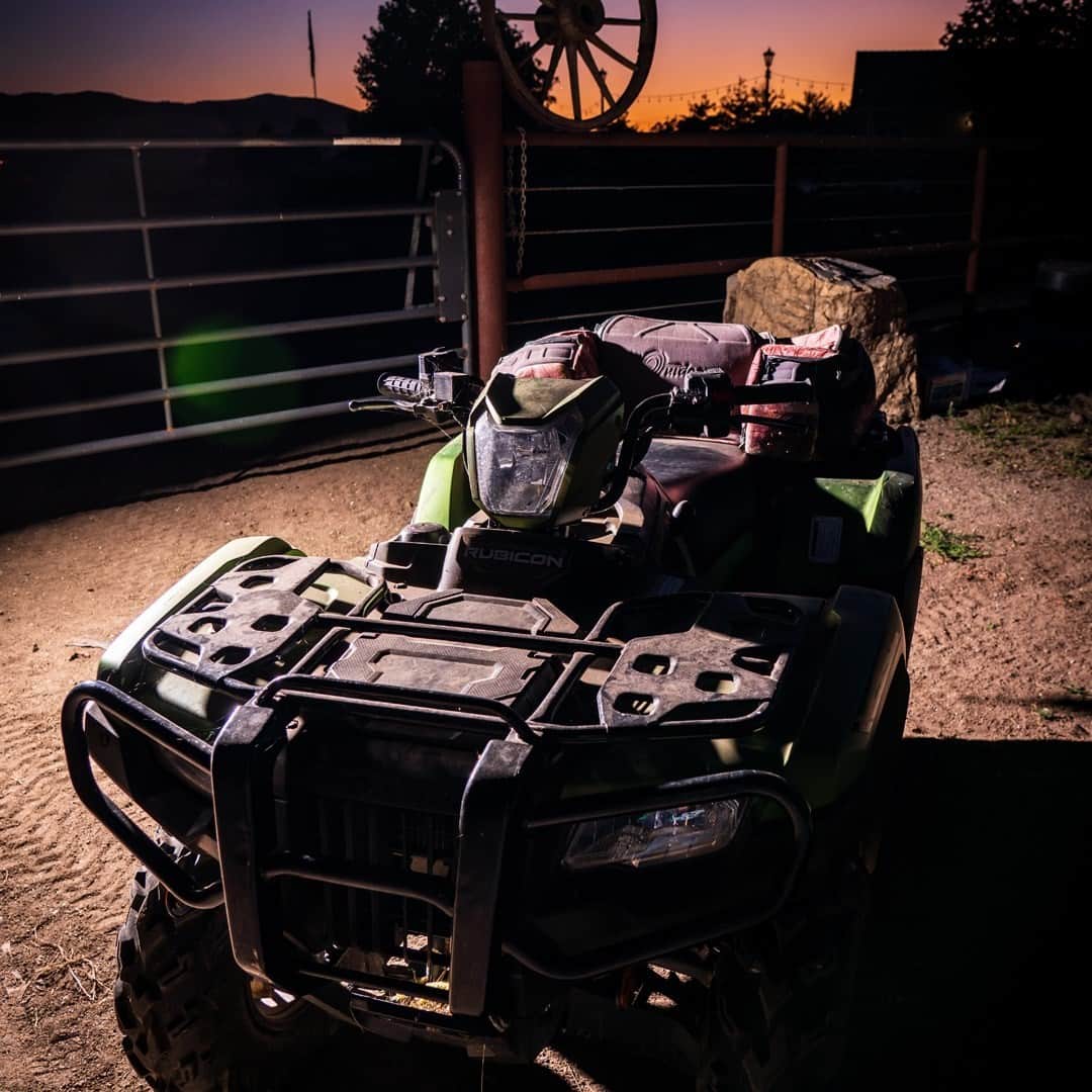のインスタグラム：「At the end of the day, when the sun is setting, who agrees that life is #betteronahonda 🏜️ 🌄  .  📸  Tristan Twisselman @tristantwisselman #hondaatv」