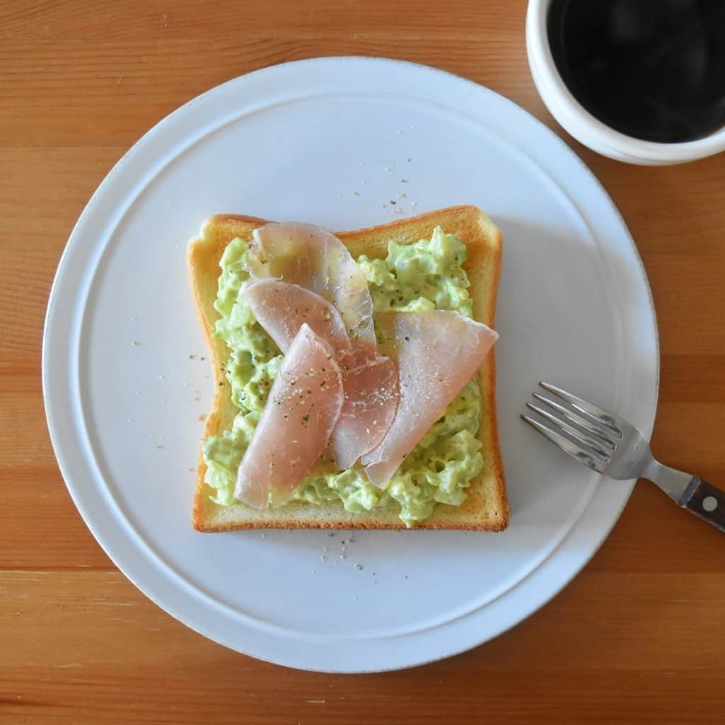 山崎佳のインスタグラム：「Today’s breakfast. アボカドディップと生ハム。」