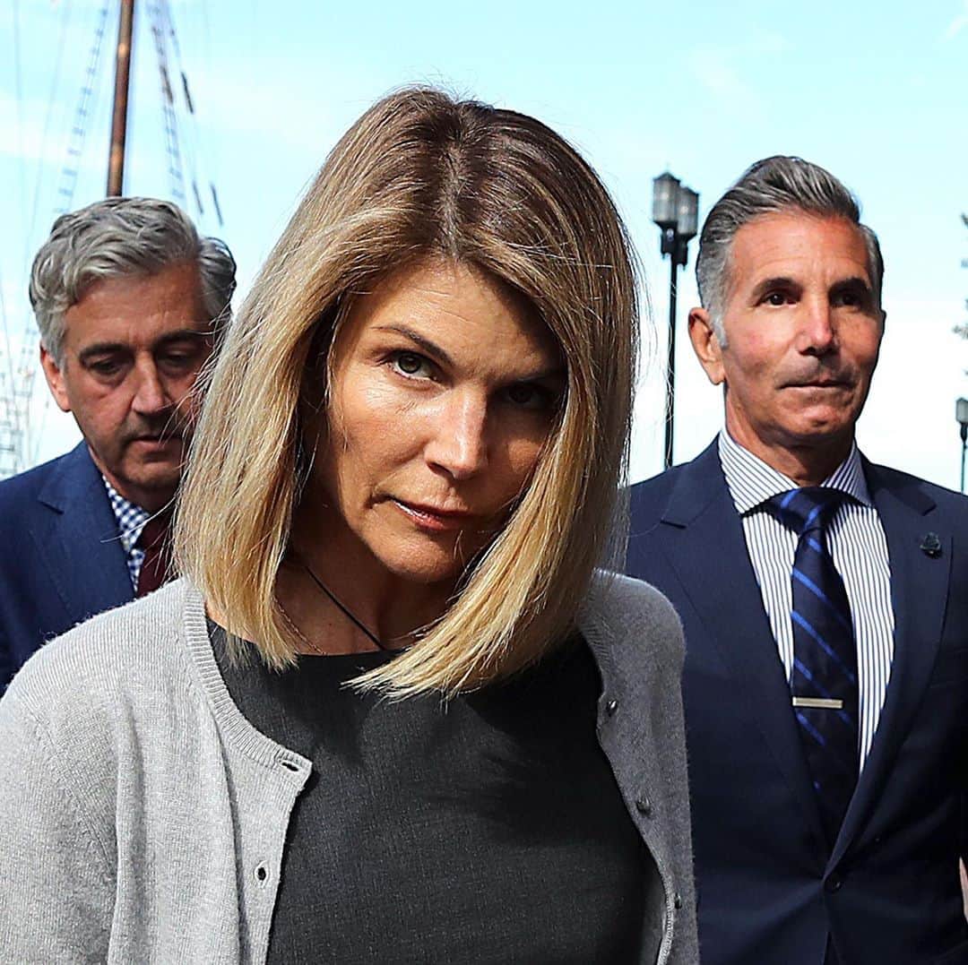 E! Onlineさんのインスタグラム写真 - (E! OnlineInstagram)「Lori Loughlin has been taken into custody as she begins her 2-month prison sentence in the college admissions scandal. The latest details of her case are at the link in our bio. (📷: Getty)」10月31日 2時10分 - enews