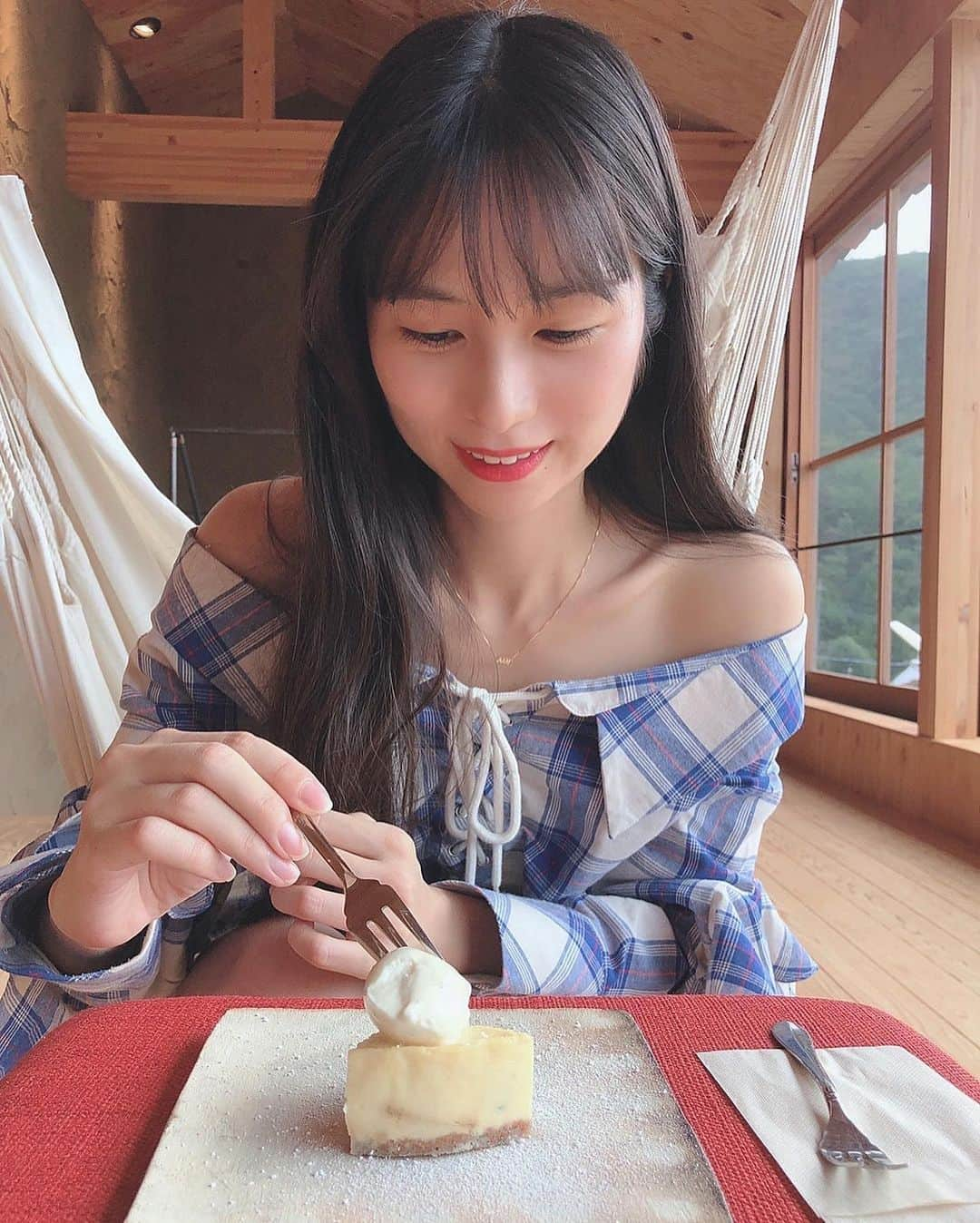 高瀬友規奈さんのインスタグラム写真 - (高瀬友規奈Instagram)「When you’re about to dig in the best cheesecake everrrrr🤤(can’t you imagine this cheesecake is served only 6 slices A DAY!) ・ ・ ・ 1日1ホール限定の幻のチーズケーキ。 #98wines#japanesewinery#cheesecake」10月31日 2時10分 - yukina_731