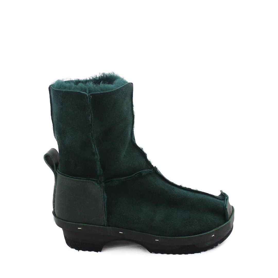 ロサモサさんのインスタグラム写真 - (ロサモサInstagram)「Olga (the boot in emerald or black) comes just over the weekend with a free detachable ankle strap (see Zora, our other bootie, here in natural); on all online orders over this weekend only ! + #boot #boots #booties #bootieshoes #ankleboots #emerald #emeraldgreen #shearling #viennamade #lightshoes #fallshoes #wintershoes #rosamosa #vienna #style #comesnowcome #greenshoes #greenboots」10月31日 2時05分 - rosamosavienna