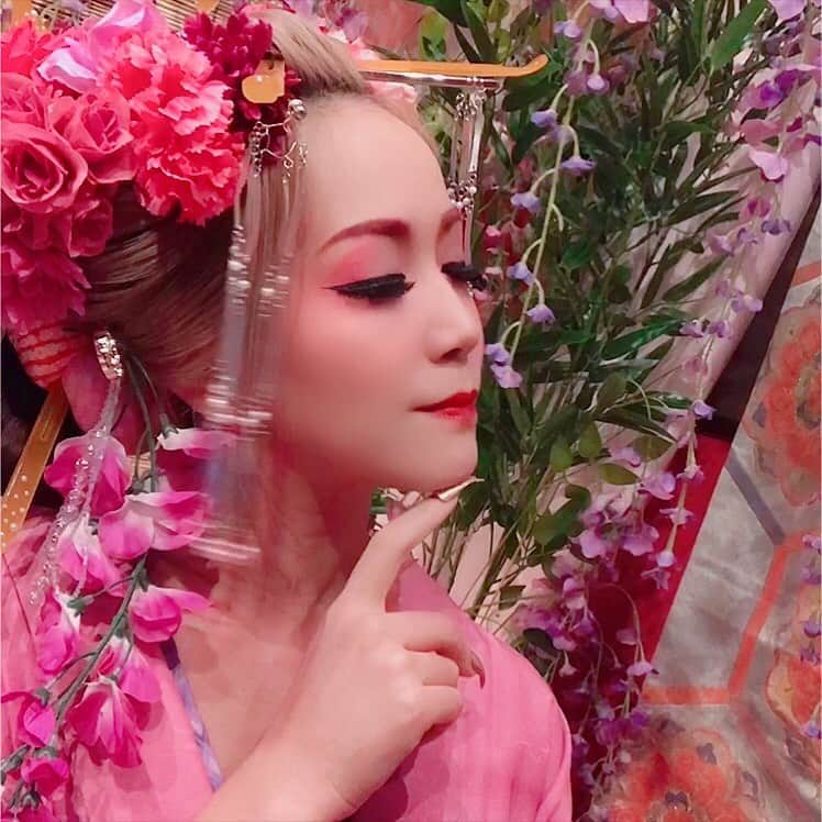 manamiさんのインスタグラム写真 - (manamiInstagram)「👘✨ ・ ・ ✨花魁pic②👘✨ ・ ・ ・ カメラマンさんに、手をこうして口元に…と、 1回言われたら、アホの一つ覚えシリーズ😂 最後のポージングは、カメラマンさんに指示された 覚えのない、ただの古いやつ😂🤣 ・ ・ まだ続きます🙏🏻🙇🏼‍♀️💦 💜❤️🧡💛💚💙🖤💜❤️🧡💛💚💙🖤💜❤️ ・ ・ #花魁 #彩華 #花魁体験 #大阪観光 #大阪 #花魁メイク #濃いメイク #スタジオ #梅田 #着物 #撮影モデル #撮影会 #撮影会モデル #撮影風景 #花魁スタジオ #撮影スタジオ #コスプレ #コスプレイヤー #コスプレイヤー自画撮り部 #コスプレイヤーさんと繋がりたい #コスプレイヤーと繋がりたい #ネズコ #ねずこコスプレ #鬼滅の刃コスプレ #ピンクヘアー #煙管 #自撮り女子 #浴衣女子 #なりきり #鬼滅の刃」10月31日 2時09分 - manami_0514