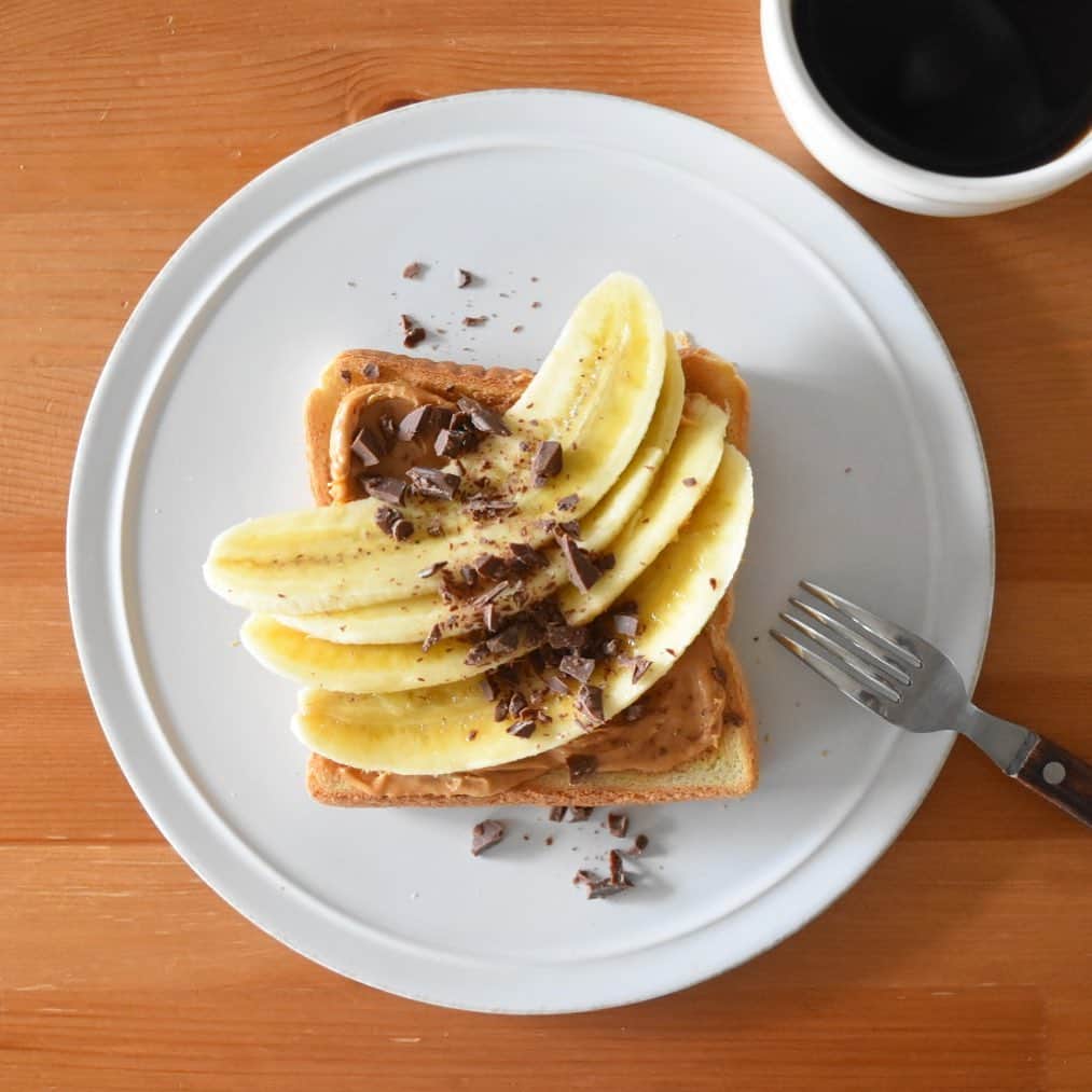 山崎佳のインスタグラム：「Yesterday’s breakfast. ピーナッツクリーム、バナナ、チョコ。」