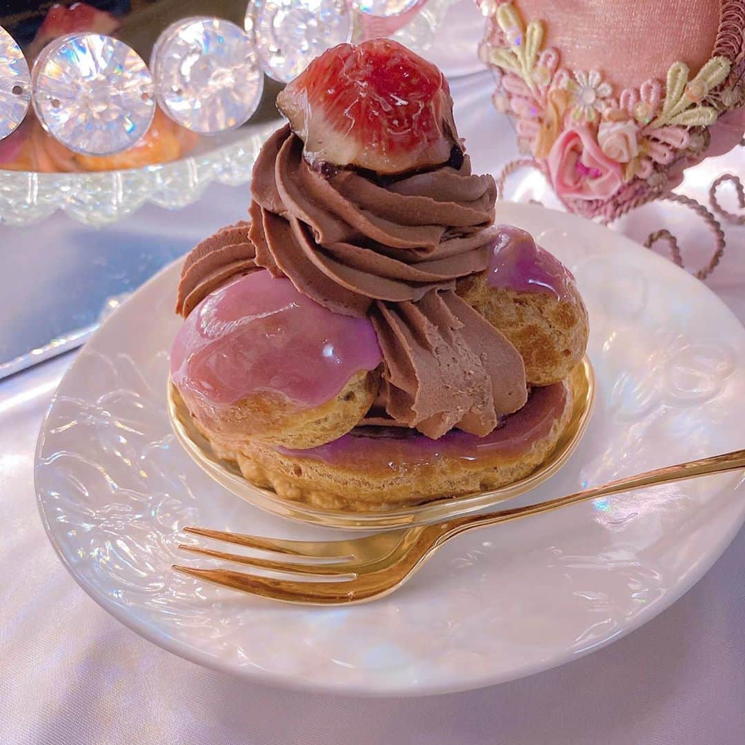 Erenaのインスタグラム：「🧁かわいいケーキ🧁 Pretty🍓🥰 #ストロベリー#パイ#チョコレート#ケーキ#苺#キラキラ#アクイユ#sweets#pink#chocolate#strawberry#cake#patisserieaccueil#accueil」