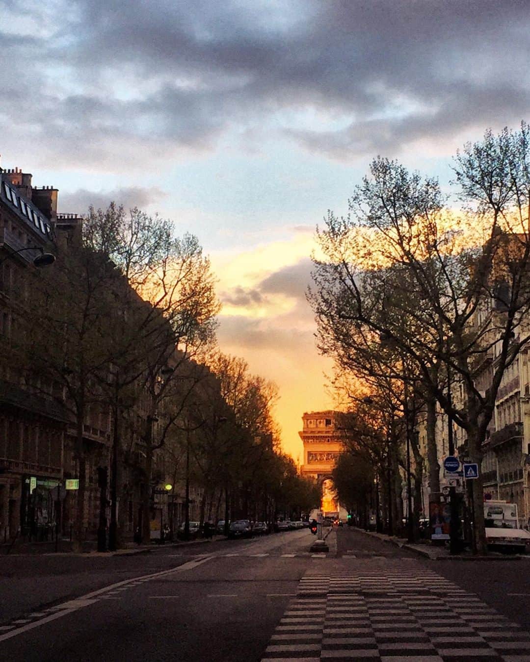 NICOLAS SIMOESのインスタグラム：「Suddenly, Paris was quiet 🍂✨」
