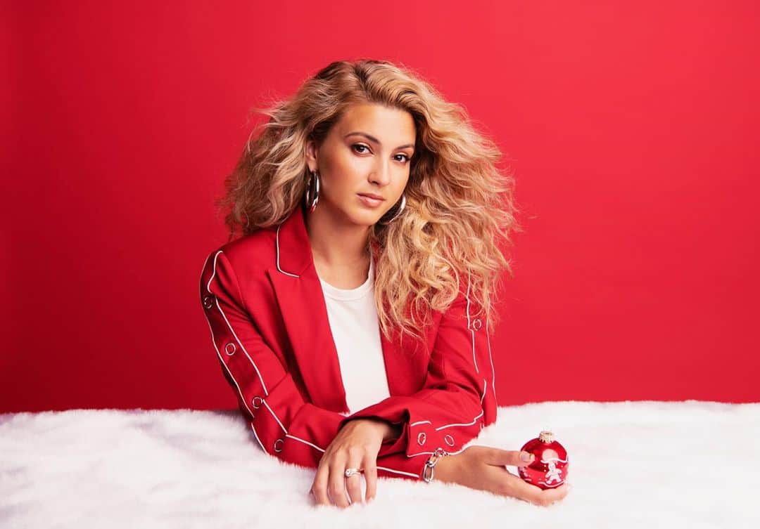 トーライ・ケリーのインスタグラム：「where my early christmas music lovers at🙈♥️ what’s your favorite song on the album? #atkchristmas」