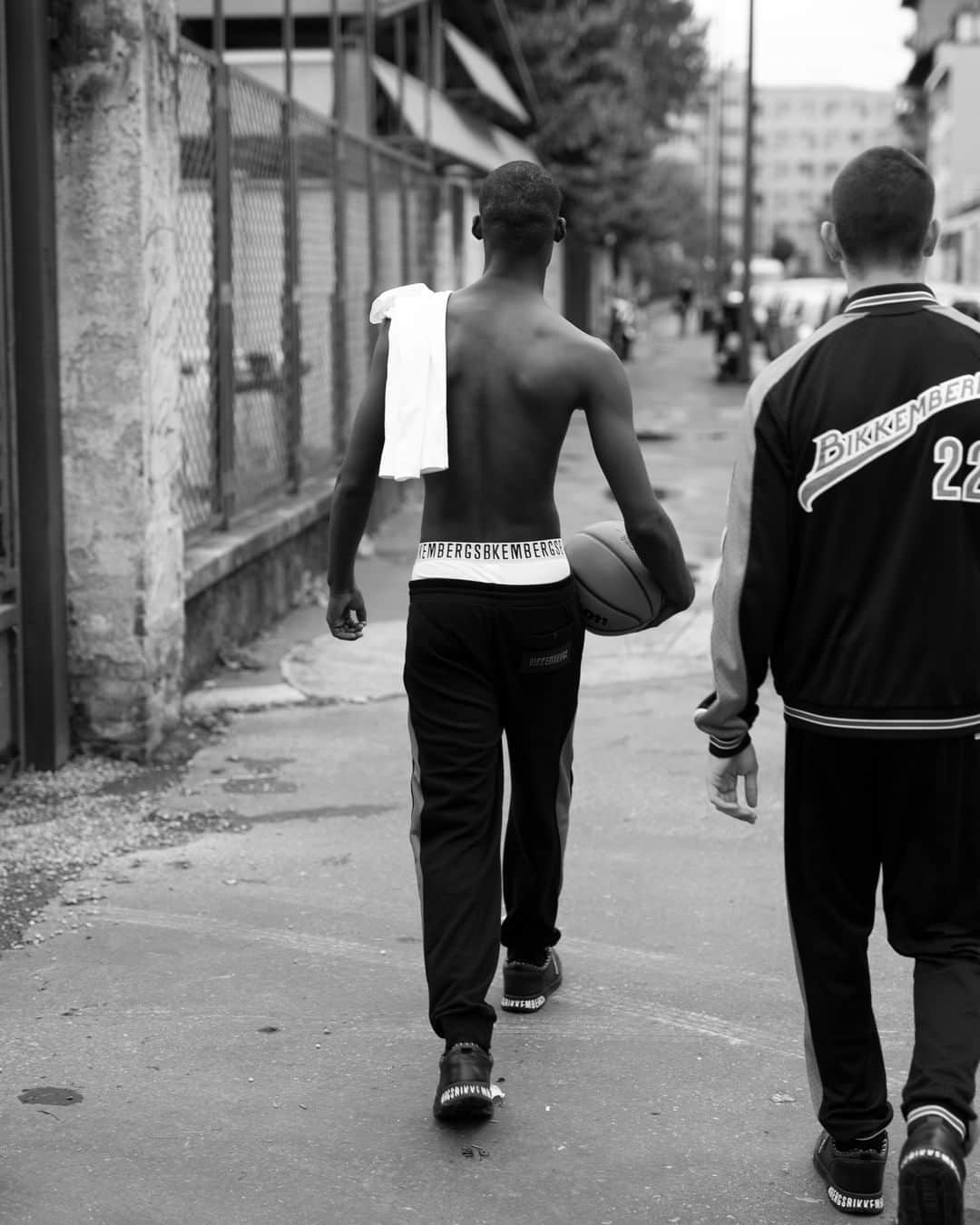 ダーク ビッケンバーグのインスタグラム：「Get the Bikkembergs’ off-duty look. Discover our full FW2020 collection on our e-shop. #dirkbikkembergs #bikkembergs #FW20 Photographer: @oskarcecere Models: @bano_sow_officiel @thesimonebricchi」