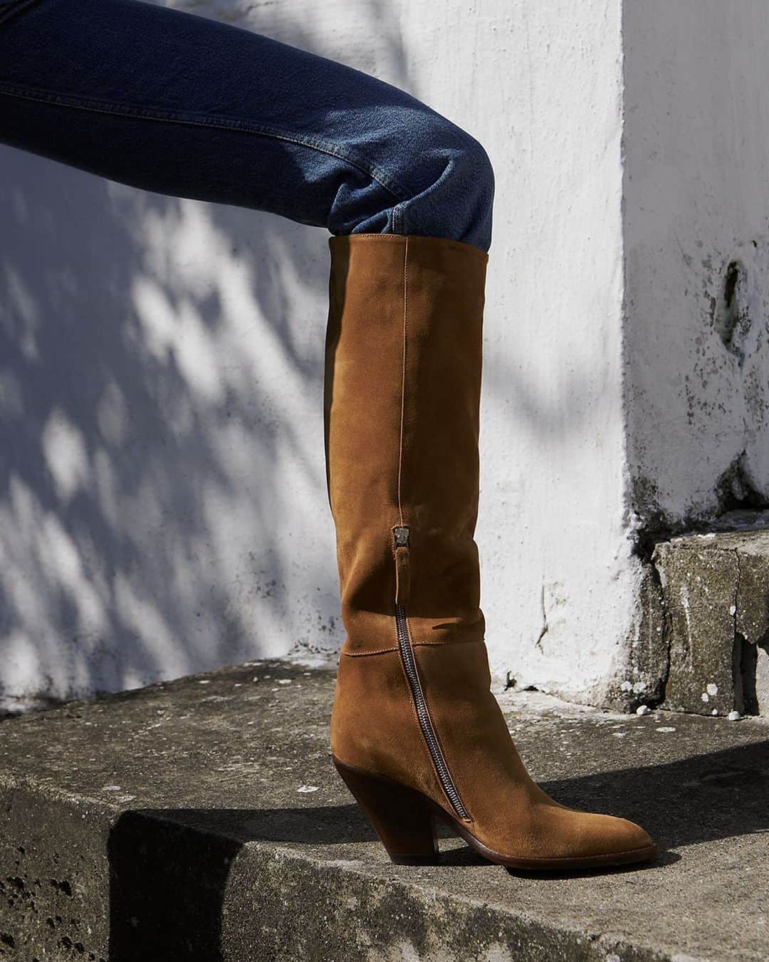 ブッテロのインスタグラム：「The higher, the better.  Our iconic #Jane boots become extra high, taking their super feminine silhouette to the next level. #FW21 #buttero」