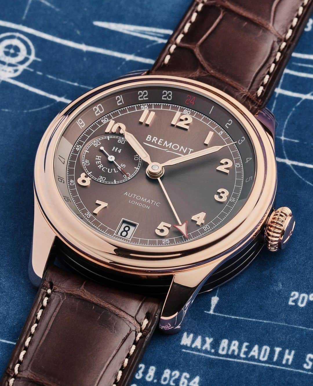 のインスタグラム：「Whilst the heart of the Bremont H-4 Hercules is a salute to Howard Hughes' 1947 Spruce Goose aircraft, the design of the watch also carries significance.⁠⠀ ⁠⠀ The iconic 43mm Trip-Tick® case of this particular model consists of rose gold, compared to the platinum or stainless steel variations. The anti-reflective scratch resistant crystal covers the hours / minutes / non-hacking small seconds hands, and date at 6 o’clock. The additional central hand is, of course, a 24 hour GMT. ⁠⠀ ⁠⠀ Tap to book an appointment to view the rose gold H-4 Hercules.⁠⠀ ⁠⠀ #bremont #bremontwatches #pilot #pilotwatch #aviation #aviationfan #aircraft #classic #luxurywatch #vintage #history #sprucegoose #howardhughes #1940s」
