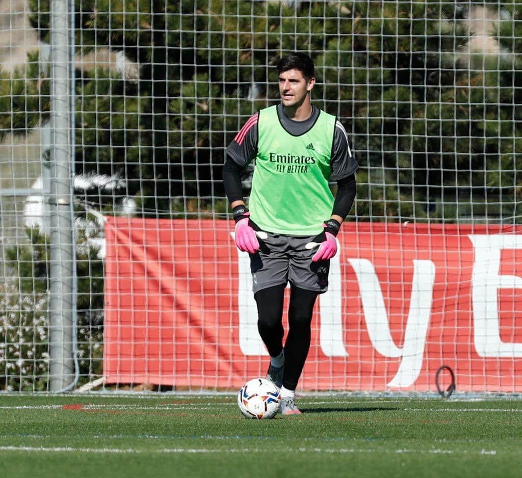 ティボ・クルトゥワのインスタグラム：「Listos para defender nuestra casa. Vuelta a #LaLiga! 🧤 #HalaMadrid」