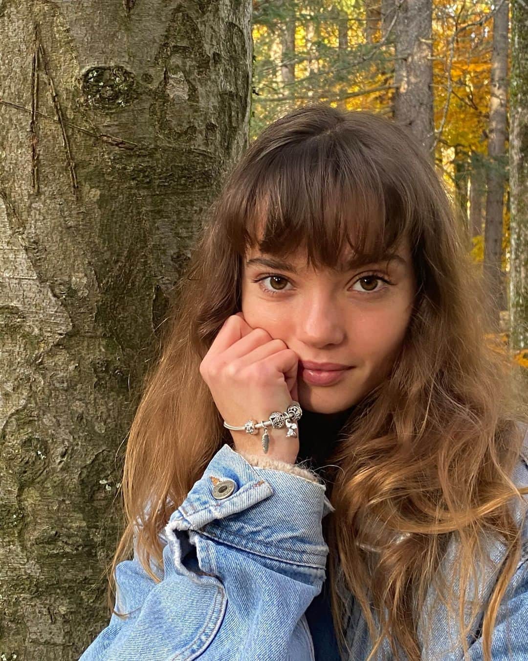 Inka Williamsさんのインスタグラム写真 - (Inka WilliamsInstagram)「Being here in the mountains after a month in the city always brings my breathing back to a good pattern. These @theofficialpandora charms always remind me of my first trek in the rainforests of Sumatra. I was 15 and it was school camp. We trekked for 9 hours up the rainforest to a camp on a river in tents and had the most amazing fruits/dinner. We saw orangutans in the wild and countless other monkeys. The flora and fauna were incredibly rich, as well as it’s unique biodiversity.  I was very fortunate to have experienced the rainforest while it’s still here. It really made me sad to see mostly palm oil plantations instead of jungle when driving around Sumatra. This memorable first trek through the jungle changed my life and motivated me to make a difference and to protect it, as it made me realise how much there is still worth protecting for. After all, 50% of the world’s oxygen comes from trees. #SomethingAboutYou #Pandora20 #shotforpandora」10月31日 2時45分 - inkawilliams