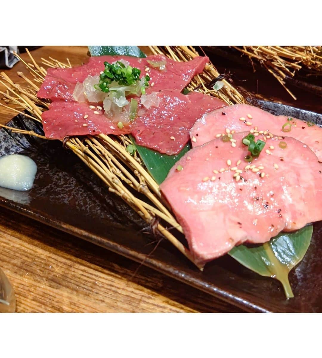 松浦麻里奈さんのインスタグラム写真 - (松浦麻里奈Instagram)「黒毛和牛 A5ランクの高級肉を 低価格帯で提供しているコスパ最強の焼肉店😤👍  @tomosankaku_official 船橋にあるよ🌷 ムービー🎥1.2枚目。  コース20品、５０種類以上こ飲み放題付きの白ご飯おかわり自由！ ご飯は、コシヒカリやで🤔👍 うまいに決まってる。んで、４８００円安い！  安すぎる(✿ ♡‿♡) なんで安いのかは、問屋から直送！ お通しなし、サービス料なし！  美味しすぎて、安すぎてオンラインショップにて。 4.5人前1キロくらいが半額やで！  あたしは超贅沢セット２万▶半額の１万で。 今日バーベキューする😍✨😍✨  コースは、 🌸食前牛テールスープ 🌸山芋キムチ、ミノチャンジャ 🌸ハツ刺し、極上牛タン刺し 🌸チョレギサラダ  🌸食べ比べ牛タン 霜降りタン塩とゆずこしょうタン 🌸720H 熟成 A5 サーロイン握り 720時間手間暇かけて丁寧に熟成した贅沢サーロインを 超高級トリュフ塩で味付けした極上の和牛寿司です。 🌸本日の特選カルビ2種 🌸厚切りハラミ 🌸厚切りレアロース 🌸本日の厳選ホルモン2種 🌸お口直しのさっぱりきゅうり 🌸特上みすじの焼きすき 牛一頭に3kgしか取れない超希少部位みすじを使用！ 🌸盛岡冷麺 ともさんかく完全オリジナルつけ麺スタイル 🌸ひんやりプチ大福  贅沢すぎるよね？！！！  しかも、飲み放題💓💓💓💓💓💓   #焼肉酒場ともさんかく #船橋焼肉 #ともさんかく #焼肉屋ともさんかく #pr#焼き肉#焼肉#船橋グルメ #コスパ最強 #コスパ最強焼肉 #船橋 #バーベキュー #bbq🍖 #黒毛和牛 #牛タン#冷麺#dinner#東京グルメ #グルメスタグラム #グルメpr #グルメ女子 #ハラミ #オンラインショップ #インスタグルメアワード2020 #肉刺し #贅沢 #お肉 #肉」10月31日 2時45分 - ay114.831m