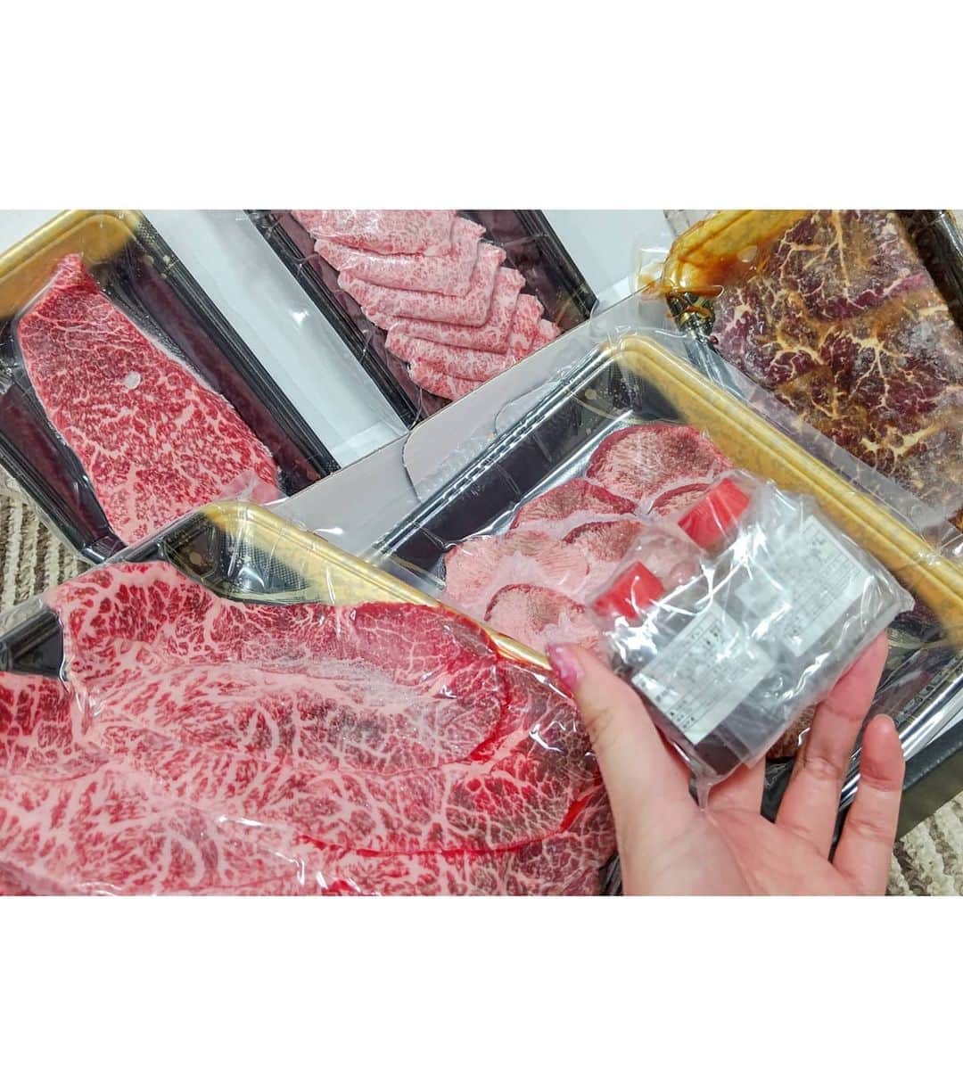 松浦麻里奈さんのインスタグラム写真 - (松浦麻里奈Instagram)「黒毛和牛 A5ランクの高級肉を 低価格帯で提供しているコスパ最強の焼肉店😤👍  @tomosankaku_official 船橋にあるよ🌷 ムービー🎥1.2枚目。  コース20品、５０種類以上こ飲み放題付きの白ご飯おかわり自由！ ご飯は、コシヒカリやで🤔👍 うまいに決まってる。んで、４８００円安い！  安すぎる(✿ ♡‿♡) なんで安いのかは、問屋から直送！ お通しなし、サービス料なし！  美味しすぎて、安すぎてオンラインショップにて。 4.5人前1キロくらいが半額やで！  あたしは超贅沢セット２万▶半額の１万で。 今日バーベキューする😍✨😍✨  コースは、 🌸食前牛テールスープ 🌸山芋キムチ、ミノチャンジャ 🌸ハツ刺し、極上牛タン刺し 🌸チョレギサラダ  🌸食べ比べ牛タン 霜降りタン塩とゆずこしょうタン 🌸720H 熟成 A5 サーロイン握り 720時間手間暇かけて丁寧に熟成した贅沢サーロインを 超高級トリュフ塩で味付けした極上の和牛寿司です。 🌸本日の特選カルビ2種 🌸厚切りハラミ 🌸厚切りレアロース 🌸本日の厳選ホルモン2種 🌸お口直しのさっぱりきゅうり 🌸特上みすじの焼きすき 牛一頭に3kgしか取れない超希少部位みすじを使用！ 🌸盛岡冷麺 ともさんかく完全オリジナルつけ麺スタイル 🌸ひんやりプチ大福  贅沢すぎるよね？！！！  しかも、飲み放題💓💓💓💓💓💓   #焼肉酒場ともさんかく #船橋焼肉 #ともさんかく #焼肉屋ともさんかく #pr#焼き肉#焼肉#船橋グルメ #コスパ最強 #コスパ最強焼肉 #船橋 #バーベキュー #bbq🍖 #黒毛和牛 #牛タン#冷麺#dinner#東京グルメ #グルメスタグラム #グルメpr #グルメ女子 #ハラミ #オンラインショップ #インスタグルメアワード2020 #肉刺し #贅沢 #お肉 #肉」10月31日 2時45分 - ay114.831m