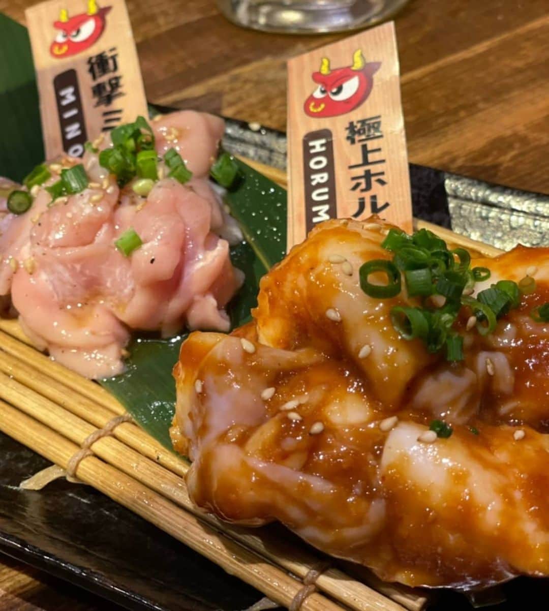 松浦麻里奈さんのインスタグラム写真 - (松浦麻里奈Instagram)「黒毛和牛 A5ランクの高級肉を 低価格帯で提供しているコスパ最強の焼肉店😤👍  @tomosankaku_official 船橋にあるよ🌷 ムービー🎥1.2枚目。  コース20品、５０種類以上こ飲み放題付きの白ご飯おかわり自由！ ご飯は、コシヒカリやで🤔👍 うまいに決まってる。んで、４８００円安い！  安すぎる(✿ ♡‿♡) なんで安いのかは、問屋から直送！ お通しなし、サービス料なし！  美味しすぎて、安すぎてオンラインショップにて。 4.5人前1キロくらいが半額やで！  あたしは超贅沢セット２万▶半額の１万で。 今日バーベキューする😍✨😍✨  コースは、 🌸食前牛テールスープ 🌸山芋キムチ、ミノチャンジャ 🌸ハツ刺し、極上牛タン刺し 🌸チョレギサラダ  🌸食べ比べ牛タン 霜降りタン塩とゆずこしょうタン 🌸720H 熟成 A5 サーロイン握り 720時間手間暇かけて丁寧に熟成した贅沢サーロインを 超高級トリュフ塩で味付けした極上の和牛寿司です。 🌸本日の特選カルビ2種 🌸厚切りハラミ 🌸厚切りレアロース 🌸本日の厳選ホルモン2種 🌸お口直しのさっぱりきゅうり 🌸特上みすじの焼きすき 牛一頭に3kgしか取れない超希少部位みすじを使用！ 🌸盛岡冷麺 ともさんかく完全オリジナルつけ麺スタイル 🌸ひんやりプチ大福  贅沢すぎるよね？！！！  しかも、飲み放題💓💓💓💓💓💓   #焼肉酒場ともさんかく #船橋焼肉 #ともさんかく #焼肉屋ともさんかく #pr#焼き肉#焼肉#船橋グルメ #コスパ最強 #コスパ最強焼肉 #船橋 #バーベキュー #bbq🍖 #黒毛和牛 #牛タン#冷麺#dinner#東京グルメ #グルメスタグラム #グルメpr #グルメ女子 #ハラミ #オンラインショップ #インスタグルメアワード2020 #肉刺し #贅沢 #お肉 #肉」10月31日 2時45分 - ay114.831m