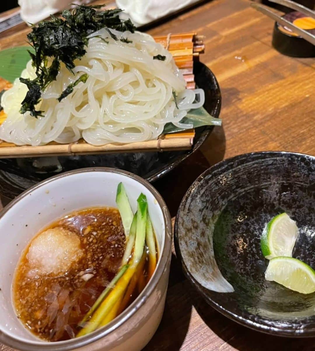 松浦麻里奈さんのインスタグラム写真 - (松浦麻里奈Instagram)「黒毛和牛 A5ランクの高級肉を 低価格帯で提供しているコスパ最強の焼肉店😤👍  @tomosankaku_official 船橋にあるよ🌷 ムービー🎥1.2枚目。  コース20品、５０種類以上こ飲み放題付きの白ご飯おかわり自由！ ご飯は、コシヒカリやで🤔👍 うまいに決まってる。んで、４８００円安い！  安すぎる(✿ ♡‿♡) なんで安いのかは、問屋から直送！ お通しなし、サービス料なし！  美味しすぎて、安すぎてオンラインショップにて。 4.5人前1キロくらいが半額やで！  あたしは超贅沢セット２万▶半額の１万で。 今日バーベキューする😍✨😍✨  コースは、 🌸食前牛テールスープ 🌸山芋キムチ、ミノチャンジャ 🌸ハツ刺し、極上牛タン刺し 🌸チョレギサラダ  🌸食べ比べ牛タン 霜降りタン塩とゆずこしょうタン 🌸720H 熟成 A5 サーロイン握り 720時間手間暇かけて丁寧に熟成した贅沢サーロインを 超高級トリュフ塩で味付けした極上の和牛寿司です。 🌸本日の特選カルビ2種 🌸厚切りハラミ 🌸厚切りレアロース 🌸本日の厳選ホルモン2種 🌸お口直しのさっぱりきゅうり 🌸特上みすじの焼きすき 牛一頭に3kgしか取れない超希少部位みすじを使用！ 🌸盛岡冷麺 ともさんかく完全オリジナルつけ麺スタイル 🌸ひんやりプチ大福  贅沢すぎるよね？！！！  しかも、飲み放題💓💓💓💓💓💓   #焼肉酒場ともさんかく #船橋焼肉 #ともさんかく #焼肉屋ともさんかく #pr#焼き肉#焼肉#船橋グルメ #コスパ最強 #コスパ最強焼肉 #船橋 #バーベキュー #bbq🍖 #黒毛和牛 #牛タン#冷麺#dinner#東京グルメ #グルメスタグラム #グルメpr #グルメ女子 #ハラミ #オンラインショップ #インスタグルメアワード2020 #肉刺し #贅沢 #お肉 #肉」10月31日 2時45分 - ay114.831m