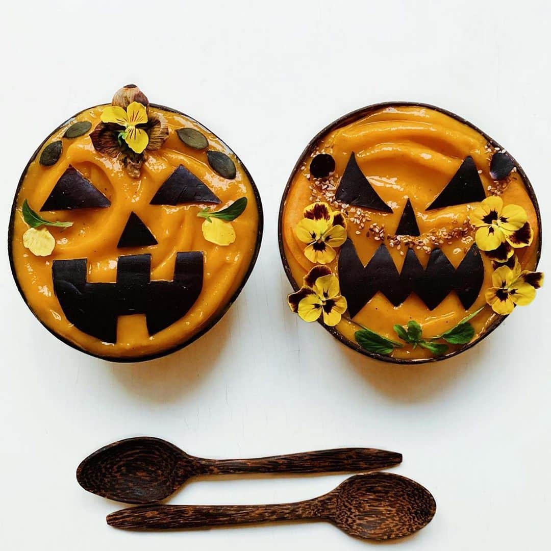 Vitamix Global Headquarters Real foodさんのインスタグラム写真 - (Vitamix Global Headquarters Real foodInstagram)「Happy Halloween!👻 • 🎃 Halloween Smoothie Bowls: @tyttituulikki 👻 Spooky Ghost Smoothie Bowl: @vgnbites_ 🧟Frankenstein Smoothie: @rubyperman • #repost #halloween #tyttituulikki #vgnbites #rubyperman #pumpkin #spooky #ghost #frankenstein #smoothie #smoothiebowl #recipe #healthy #vegan #wholefood #vitamix #myvitamix」10月31日 2時41分 - vitamix