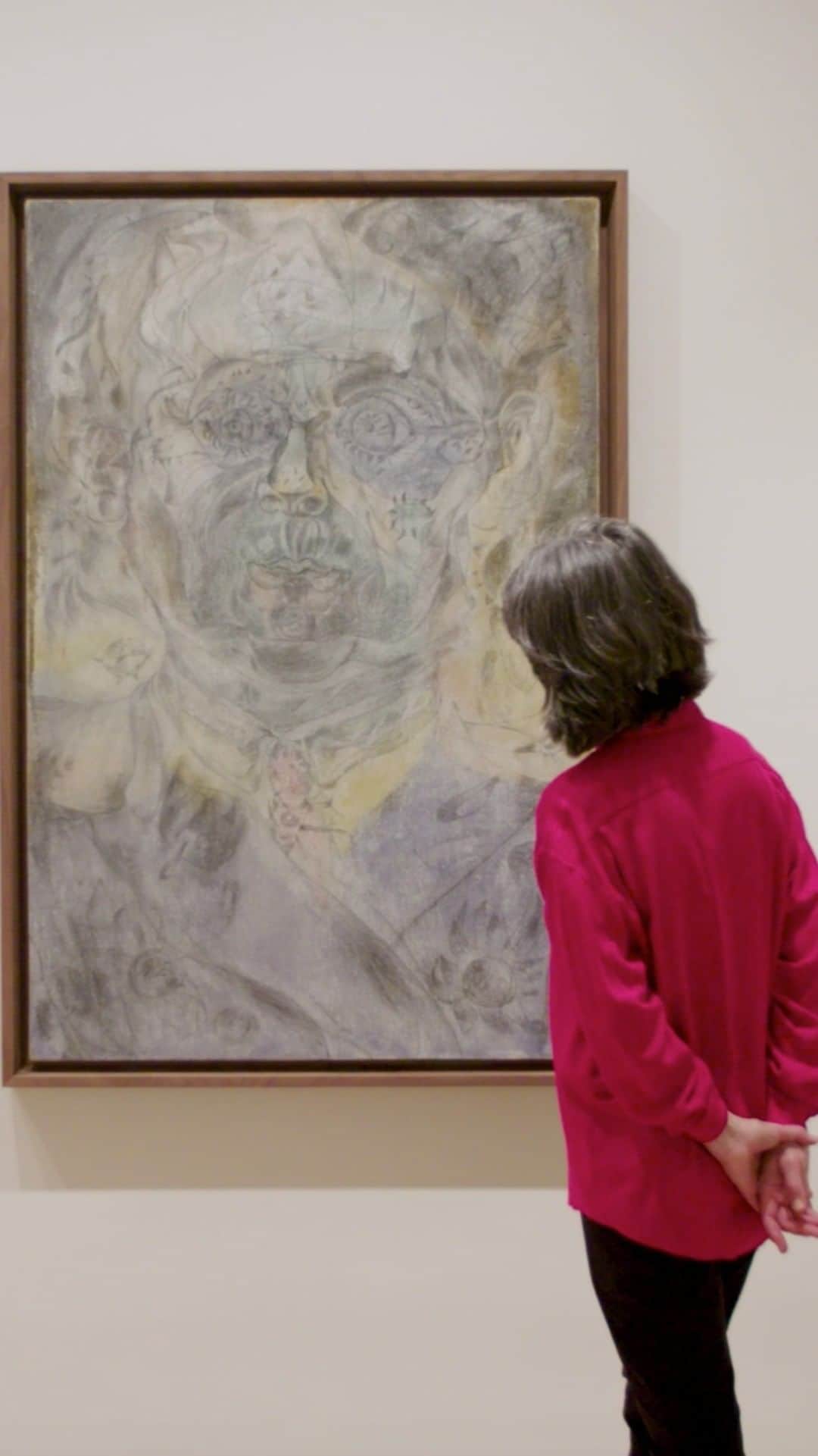 ニューヨーク近代美術館のインスタグラム：「“His decision to render himself virtually transparent so powerfully expresses this sense of a dissolve—of the boundaries between self and other, or between an individual in the world and circumstances surrounding him that are beyond our control.”  Curator @anne_umland explores #JoanMiro’s haunting “Self-Portrait I” through the lens of our uncertain times, and sees the artist “watching the world as he knew it collapse before his eyes.”  Explore the #MoMACollection work by work as we release a new #UNIQLOArtSpeaks video each Friday, and experience Miró's self-portrait in our fifth-floor collection galleries.  @uniqlousa is MoMA’s proud partner of #ArtForAll」