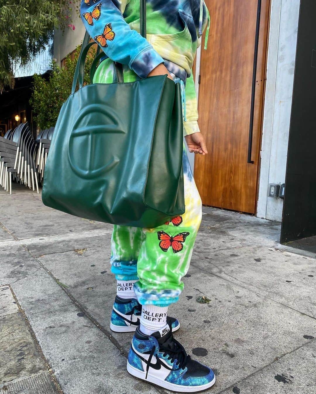 Tori Hughesのインスタグラム：「Meetings. #BagTalk 💰  What all do you keep in your bag other than money !? Lipgloss for sure, can’t leave without it 🙋🏽‍♀️」