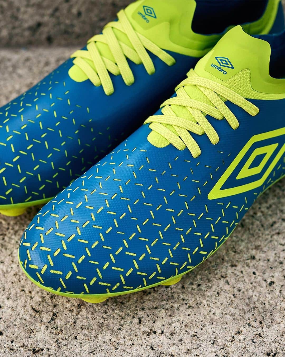 UMBROさんのインスタグラム写真 - (UMBROInstagram)「A Defender’s Worst Nightmare 🤯. Lace up with Velocita 5 Pro. Out now in Blue Sapphire, Lime Punch, White.   Hit the 🔗 in bio to find out more.   #umbro #umbrofootball #velocita #football #footballboots #bescaredofourgame」10月31日 2時58分 - umbro