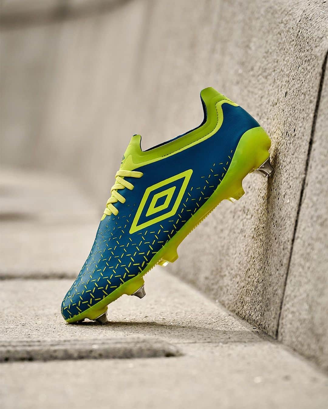 UMBROさんのインスタグラム写真 - (UMBROInstagram)「A Defender’s Worst Nightmare 🤯. Lace up with Velocita 5 Pro. Out now in Blue Sapphire, Lime Punch, White.   Hit the 🔗 in bio to find out more.   #umbro #umbrofootball #velocita #football #footballboots #bescaredofourgame」10月31日 2時58分 - umbro