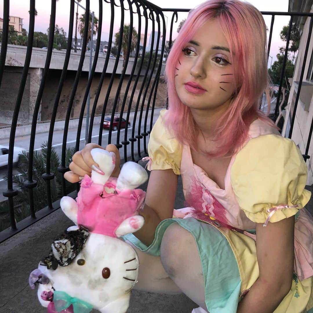 ナタリアなっちゃんさんのインスタグラム写真 - (ナタリアなっちゃんInstagram)「So this is a picture of me from about two years ago. I had written a song called “Babydoll Girlfriend” about a girl who was trying so hard to be perfect for the guy she loved, but nothing was good enough. I wasn’t allowed to talk to any of my friends, family, or leave the house because he had me convinced that I couldn’t be “trusted” because of my past (that had nothing to do with him in the first place). I was being sleep deprived, controlled, and the only thing I could do was write music. unfortunately, I could only write about certain themes without upsetting him... things started getting worse and worse, and so I finally left one day when he wasn’t home. It was fucking scary, but it was worth it.  Here I am, two years later, releasing the same song about the girl that I used to be. I’m so glad that I don’t have this internal battle anymore!! I hope that if you feel like the girl in this song, you can recognize how unhealthy it is to live for somebody else, and take yourself out of that situation. It won’t get better, and you will slowly lose yourself until you don’t even know who you are or what your dreams are. When I look at this first photo, and then the rest of them, I’m so happy that I can be myself with people that accept me. Even though I feel ashamed to have let somebody else control ME, I’m happy that I finally ended it and took back control of my own life.  I’ve never been very good at being open, but this song is really important to me and I just wanted to let u guys know why. Thank u all so much for your support, it means the world to me💗💗💗」10月31日 3時00分 - itspinkii
