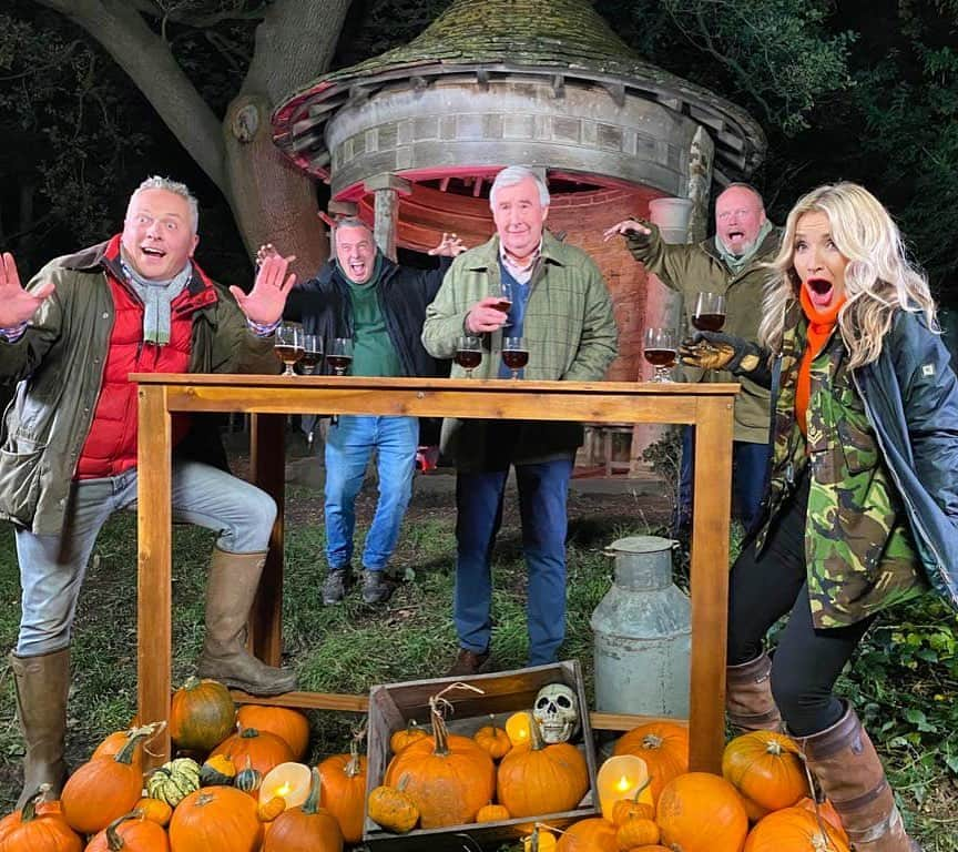 ヘレン・スケルトンさんのインスタグラム写真 - (ヘレン・スケルトンInstagram)「Happy Halloween #halloween #halloweendecor #halloween2020 #firdayonthefarm #channel5 #yorkshire #farming #rurallife #countryside #farmanimals #cannonhallfarm #yorkshirevet 😍😍」10月31日 3時12分 - helenskelton