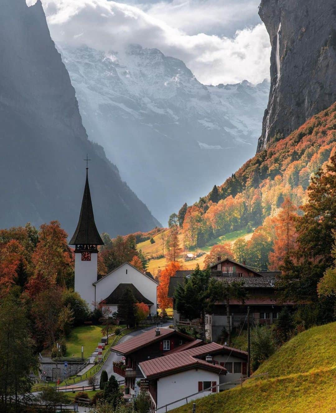 Wonderful Placesさんのインスタグラム写真 - (Wonderful PlacesInstagram)「Lauterbrunnen Valley in fall ✨❤️❤️🍁🍁✨ . Picture by ✨✨@sennarelax✨✨ #wonderful_places for a feature ❤️🍁」10月31日 3時07分 - wonderful_places