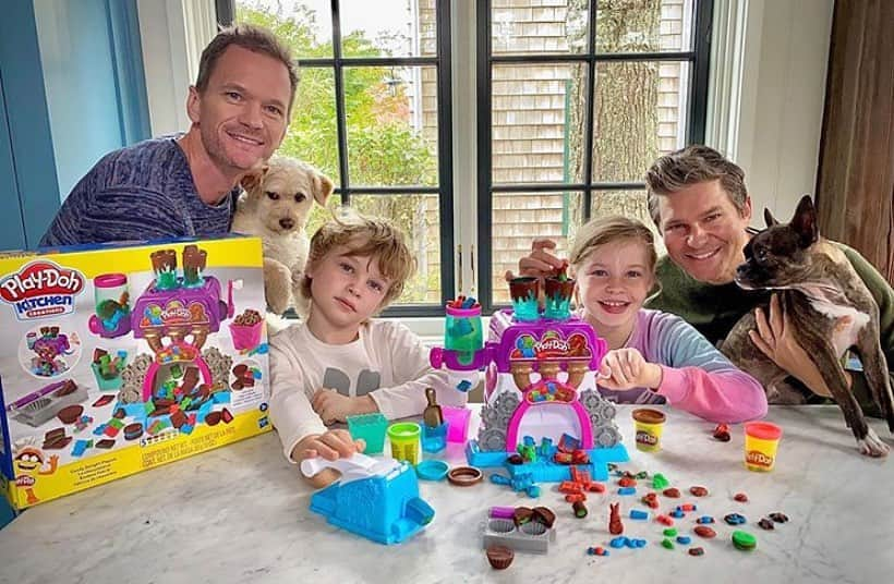 Hasbroさんのインスタグラム写真 - (HasbroInstagram)「#repost #ad @dbelicious Showing off our “sweet” side with the new Kitchen Creations Candy Delight Playset from @Playdoh. #ad We’re cranking out pretend candies and creating TONS of fun Play-Doh “treats” without overloading on Halloween sweets this year! We’ve got all the Play-Doh gummy bears, pretend candy cups, and even play chocolate bars we could ever need! #SweetParents @hasbro @playdoh」10月31日 3時09分 - hasbro