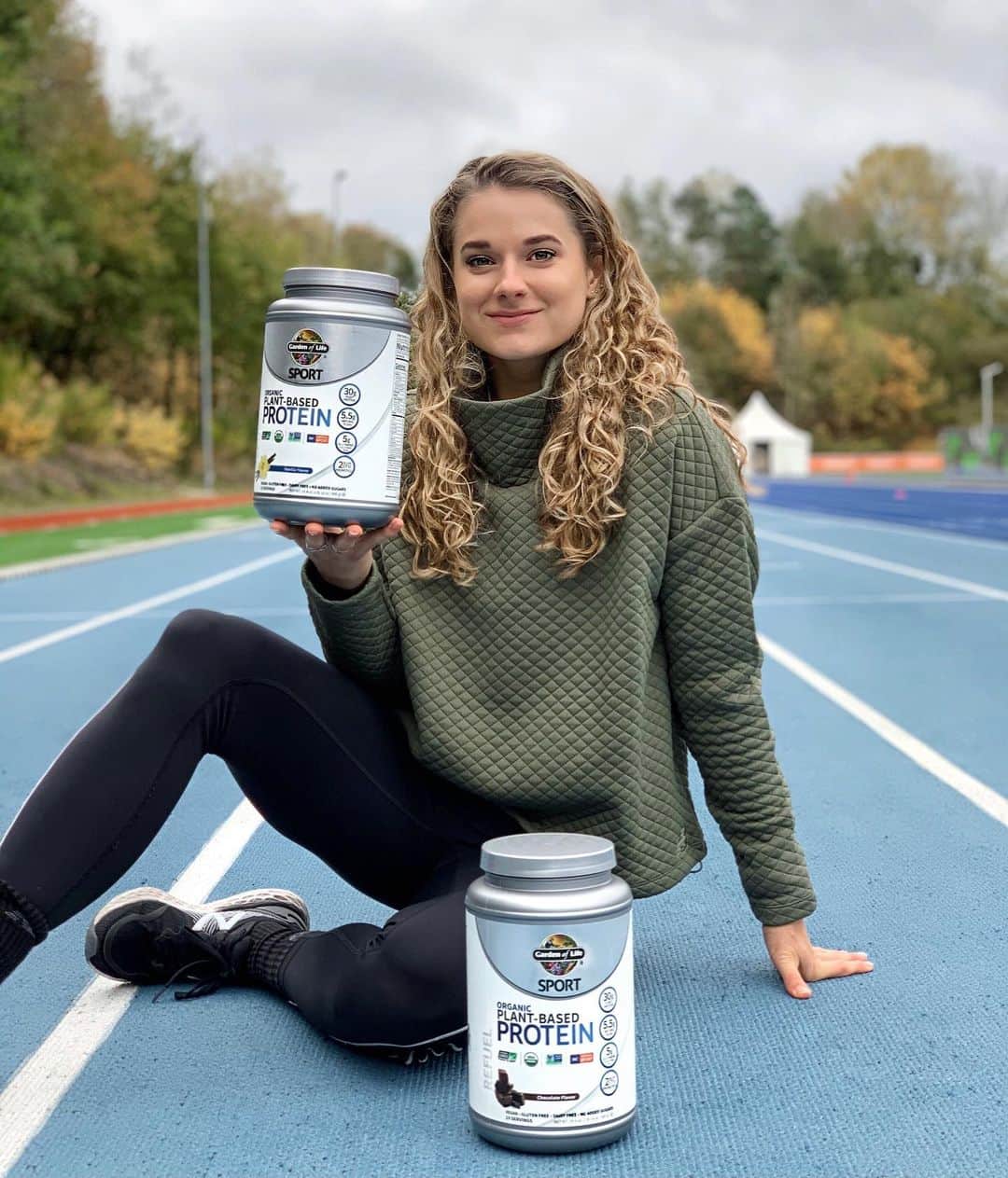 ラウラ・デ・ウィットのインスタグラム：「Recovery is key, especially in these hard training weeks 💪🏼 Using the vegan protein of @gardenoflifenl everyday for that extra help in my recovery 🌱 It’s hard to find a protein powder which is vegan, organic, traceable, made from wholefoods & is trusted by NSF 🌟Get 20% off with code: LAURA20 💚 #gardenoflifenl」