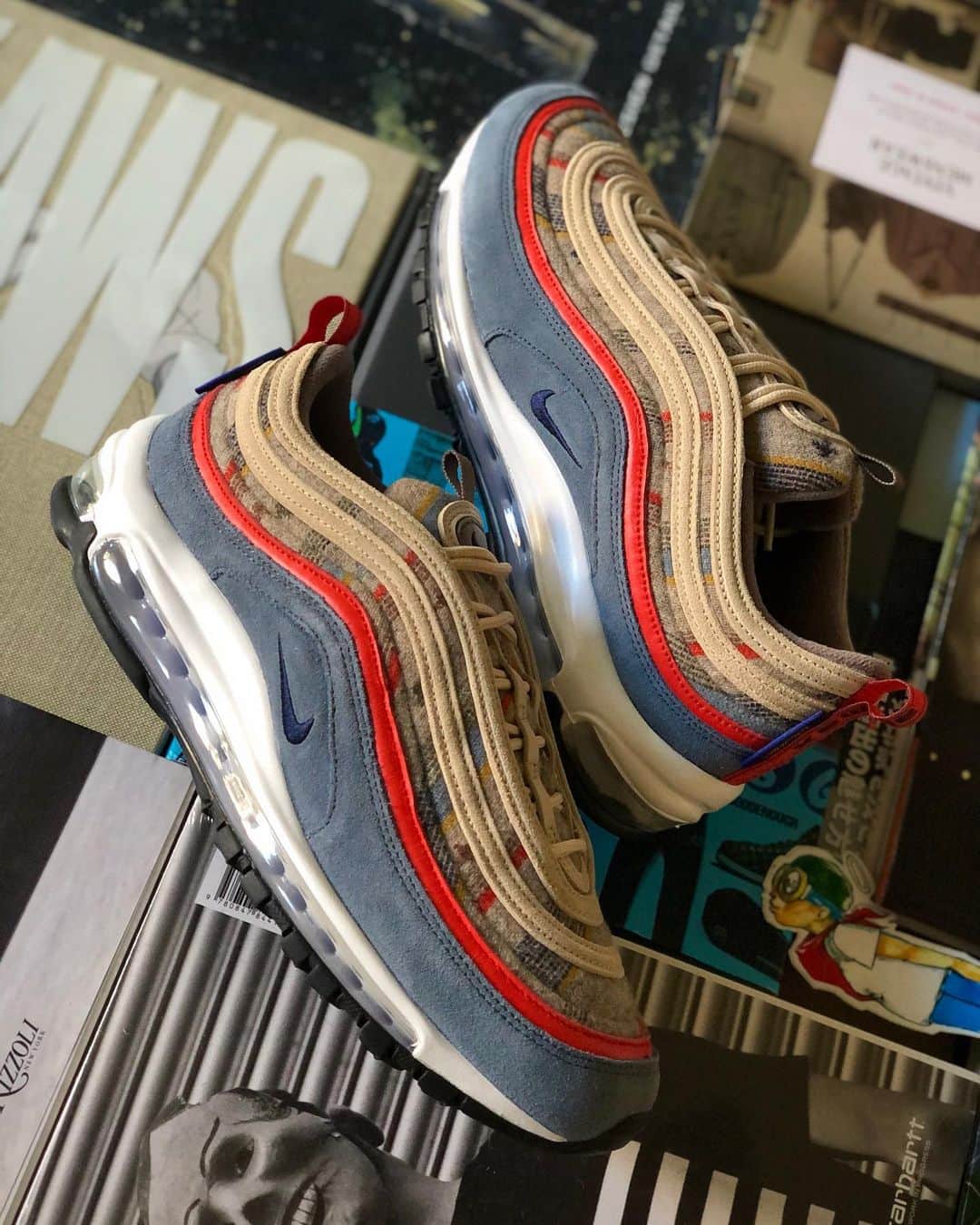 Mr. Tyさんのインスタグラム写真 - (Mr. TyInstagram)「#newpickup @pendletonwm Nike Air Max 97. A few weeks back I was giving the opportunity to play with the 97 on “Behind the Design” for the SNKRS App. This was the final product- “Pop of Color”.  The 97 is one of those silhouettes that have enough going aesthetically that you really don’t need to do too much. I wanted the pop of red to be the focal point of this pair from the top down and the side view.  #am97 #ids #airmax97 #pendleton #wdywt #kissmyairs #mynikeids #pendletonwm #nikebyyou #nikeid #tysids #ijustlikeshoes #theshoegame #airmaxalways #airmax #airmasics #mynikeid #ファッション #コーティネート」10月31日 3時12分 - regularolty