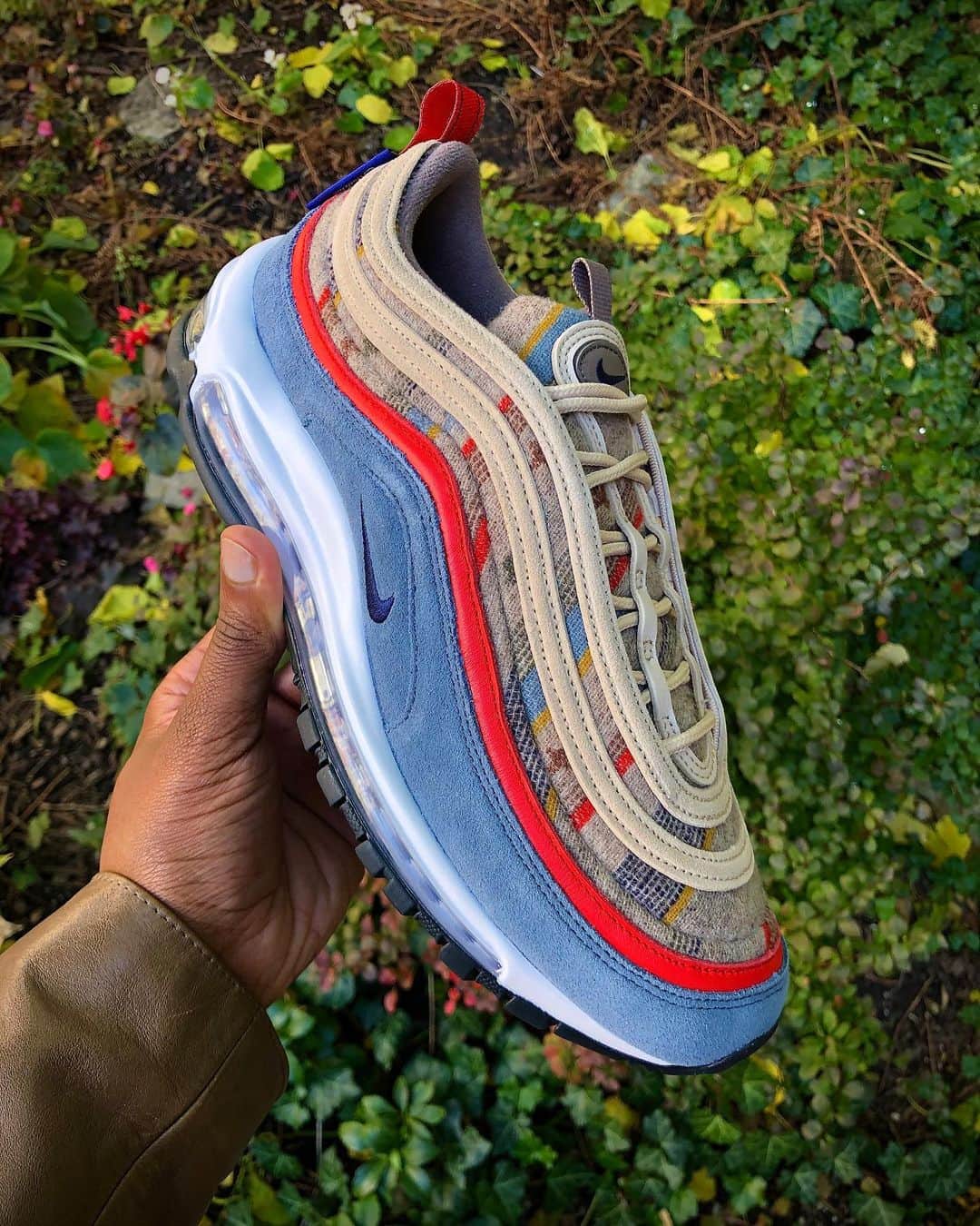Mr. Tyさんのインスタグラム写真 - (Mr. TyInstagram)「#newpickup @pendletonwm Nike Air Max 97. A few weeks back I was giving the opportunity to play with the 97 on “Behind the Design” for the SNKRS App. This was the final product- “Pop of Color”.  The 97 is one of those silhouettes that have enough going aesthetically that you really don’t need to do too much. I wanted the pop of red to be the focal point of this pair from the top down and the side view.  #am97 #ids #airmax97 #pendleton #wdywt #kissmyairs #mynikeids #pendletonwm #nikebyyou #nikeid #tysids #ijustlikeshoes #theshoegame #airmaxalways #airmax #airmasics #mynikeid #ファッション #コーティネート」10月31日 3時12分 - regularolty