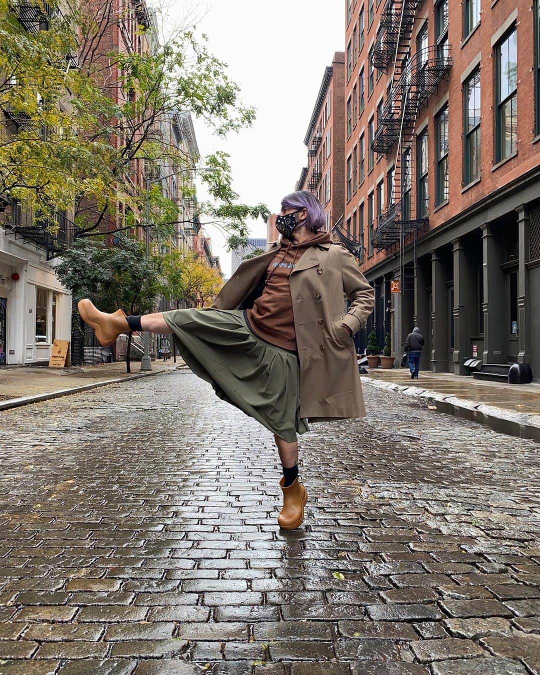 マーク・ジェイコブスさんのインスタグラム写真 - (マーク・ジェイコブスInstagram)「Singing and dancing in the rain.  #NYC #VOTE #MASKFORMASCARA #Gratefulnothateful  Photo @1.800.newbold」10月31日 3時14分 - themarcjacobs
