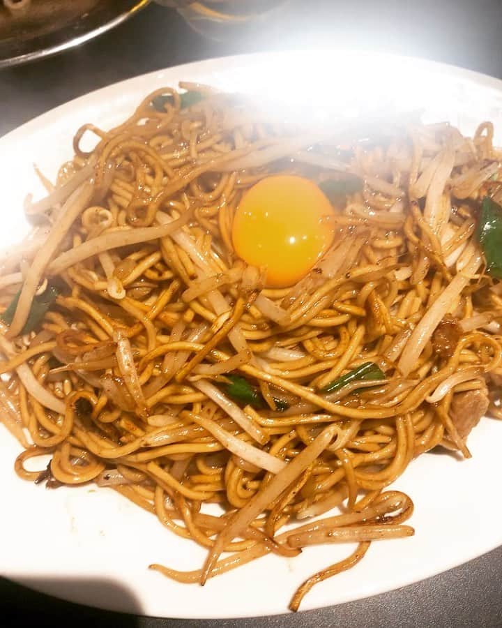 樫原伸彦のインスタグラム：「. 高島平の名店「あぺたいと」さん 赤羽支店に初ダイブ！  両面焼き焼きそば◎ ヤバうま。  まいにち美味しいもん食べてお酒飲んでますが、ちゃんと仕事もしてますょw  両面で頑張ります。  #焼きそば #赤羽 #グルメ #食べ歩き #居酒屋 #麺 #foodie #yummy #delicious #akabane #noodles #tokyo #japan #eggs」