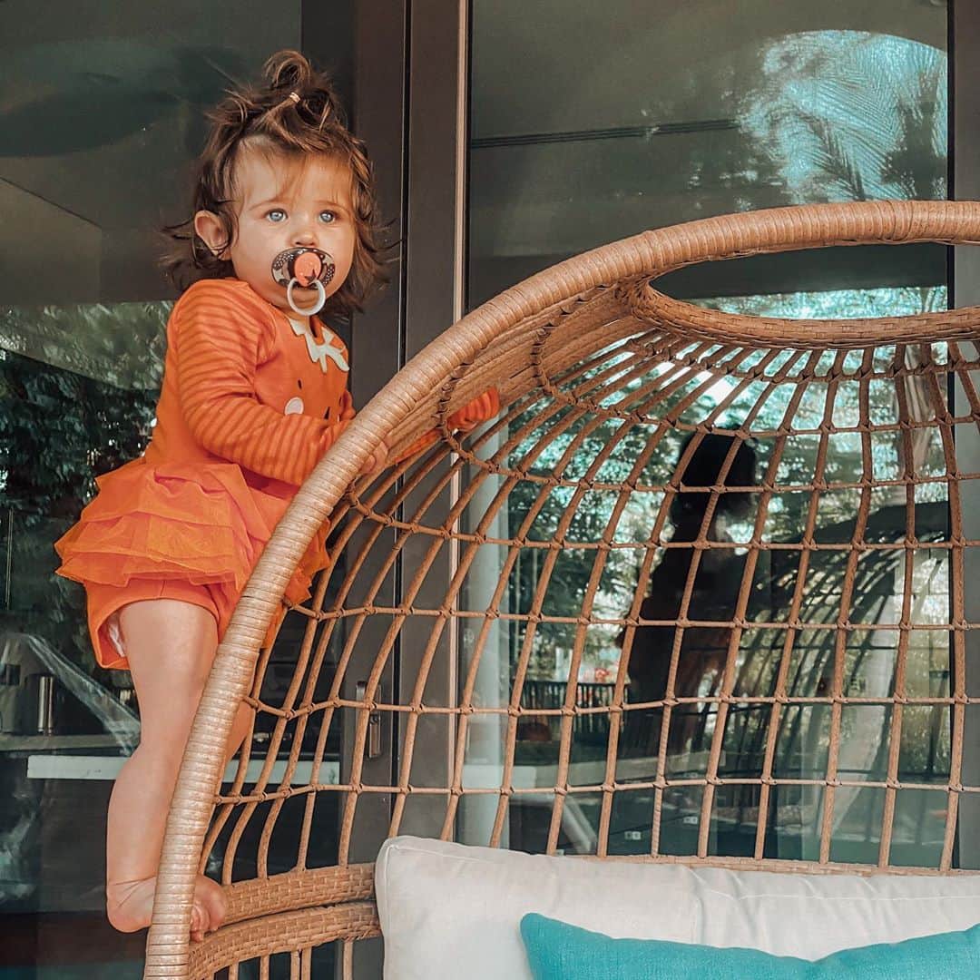 エイミー・ウィラートンのインスタグラム：「Hehe how to react to my #9monthold pumpkin spice latte’s climbing antics ... terror or pride ? 😆🏔 ....happy All Hallows’ eve, eve 💥😍🎃」