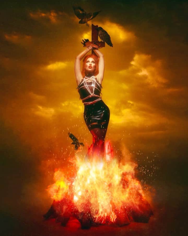 のインスタグラム：「Evil McQueen is always #DressedToKill... and the townspeople are not having it. Iss the perfect song to scream to whilst getting dressed for your Halloween zoom party. Inspired by the iconic cover of @therealelvira’s classic spooky film #ElviraMistressOfTheDark! Link in bio! @lvcrftofficial  📸 @brianziff  💄 @mazenapuksto  💇🏼‍♀️ @alyssachampionhair  👗 @allisonvictoria  👗 @miguelapinzon  🩱 @syrenlatex  🐺 @goosethighs  ✍🏻 @kiddbogart  🎹 @iamjustingray  🖥 @jes.sheldon  🏢 @macksennettstudios #halloween #happyhalloween #lvcrft #spooky #dressedtokill #witch」